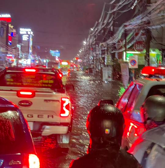 Nhiều nơi ở Đồng Nai ngập nặng sau mưa lớn, xe ô tô lật ngang - Ảnh 1. Nhiều nơi ở Đồng Nai ngập nặng sau mưa lớn, xe ô tô lật ngang - Ảnh 1.