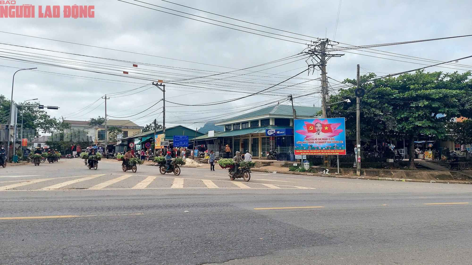 Hình ảnh khác lạ tại ngã 3 chợ Tân Long - nơi xe tải lao vào chợ khiến 3 người chết - Ảnh 3.
