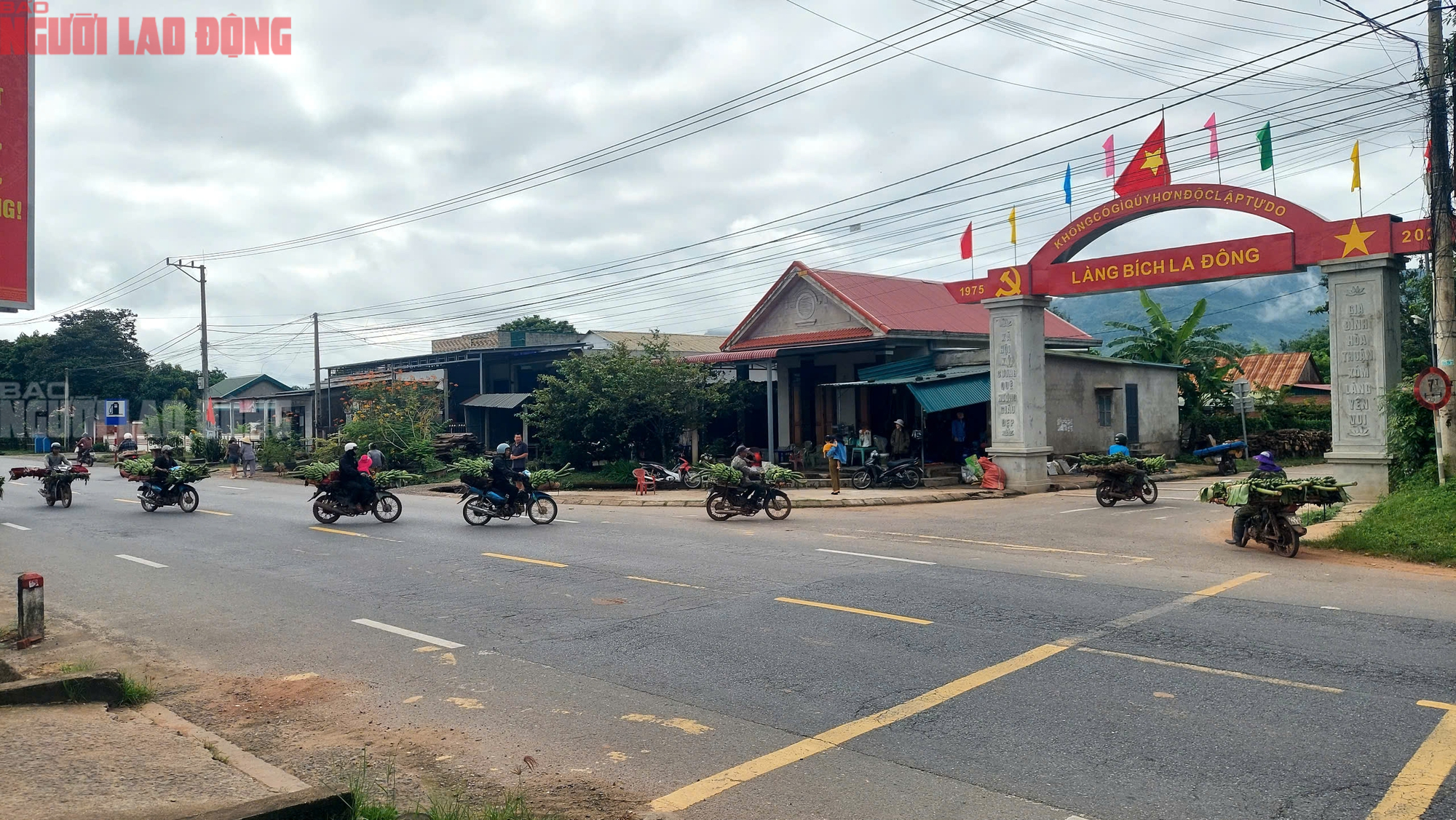 Hình ảnh khác lạ tại ngã 3 chợ Tân Long - nơi xe tải lao vào chợ khiến 3 người chết - Ảnh 4.