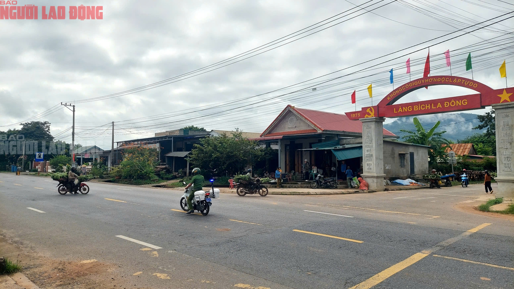 Hình ảnh khác lạ tại ngã 3 chợ Tân Long - nơi xe tải lao vào chợ khiến 3 người chết - Ảnh 5.