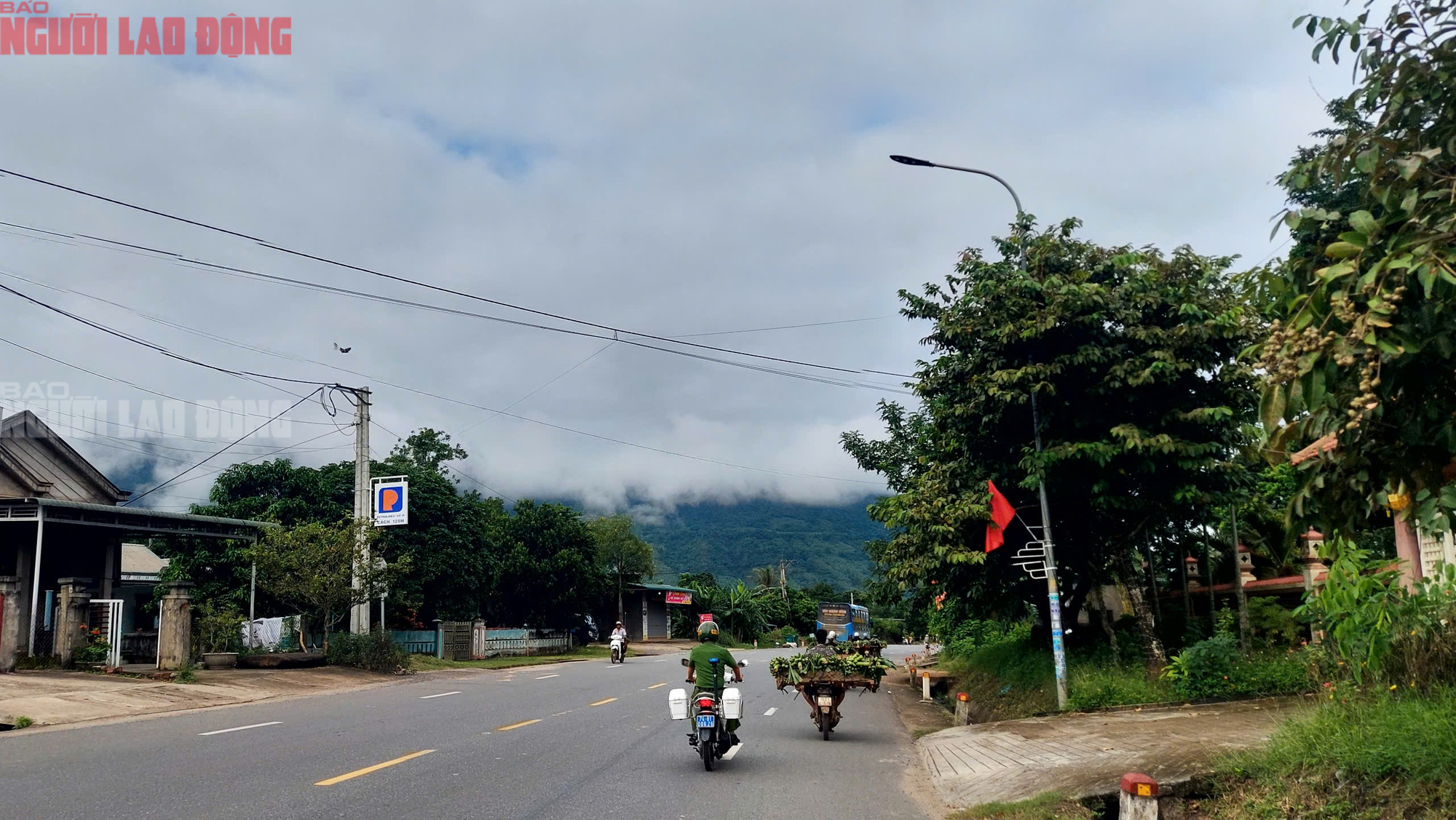 Hình ảnh khác lạ tại ngã 3 chợ Tân Long - nơi xe tải lao vào chợ khiến 3 người chết - Ảnh 6.