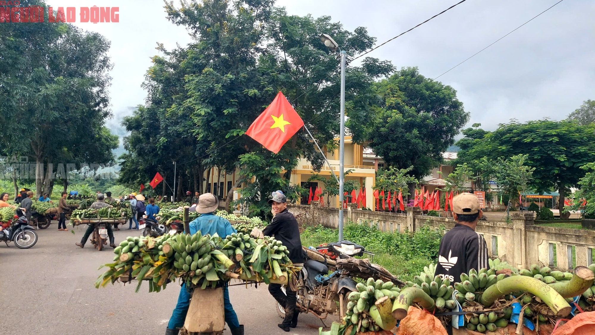 Hình ảnh khác lạ tại ngã 3 chợ Tân Long - nơi xe tải lao vào chợ khiến 3 người chết - Ảnh 8.