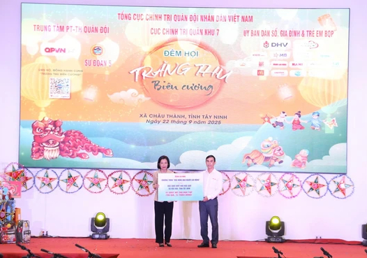 "Trăng thu biên cương" đến với trẻ khó khăn ở Tây Ninh- Ảnh 2.