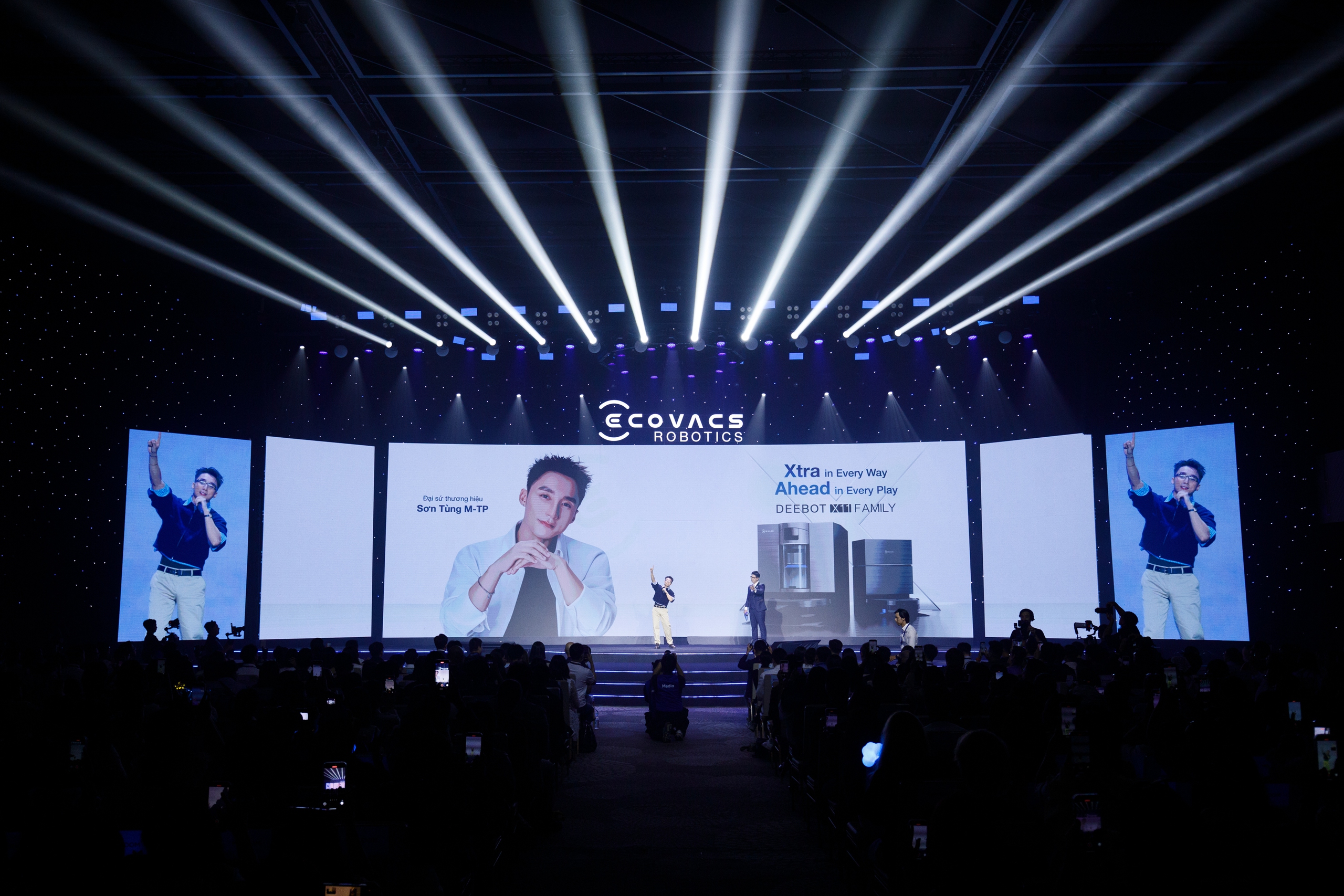 What's special about the two robot vacuum cleaners and floor cleaners just introduced by Son Tung MTP? - Photo 1. Hai mẫu robot hút bụi và lau nhà vừa được Sơn Tùng MTP giới thiệu có gì đặc biệt?- Ảnh 1.