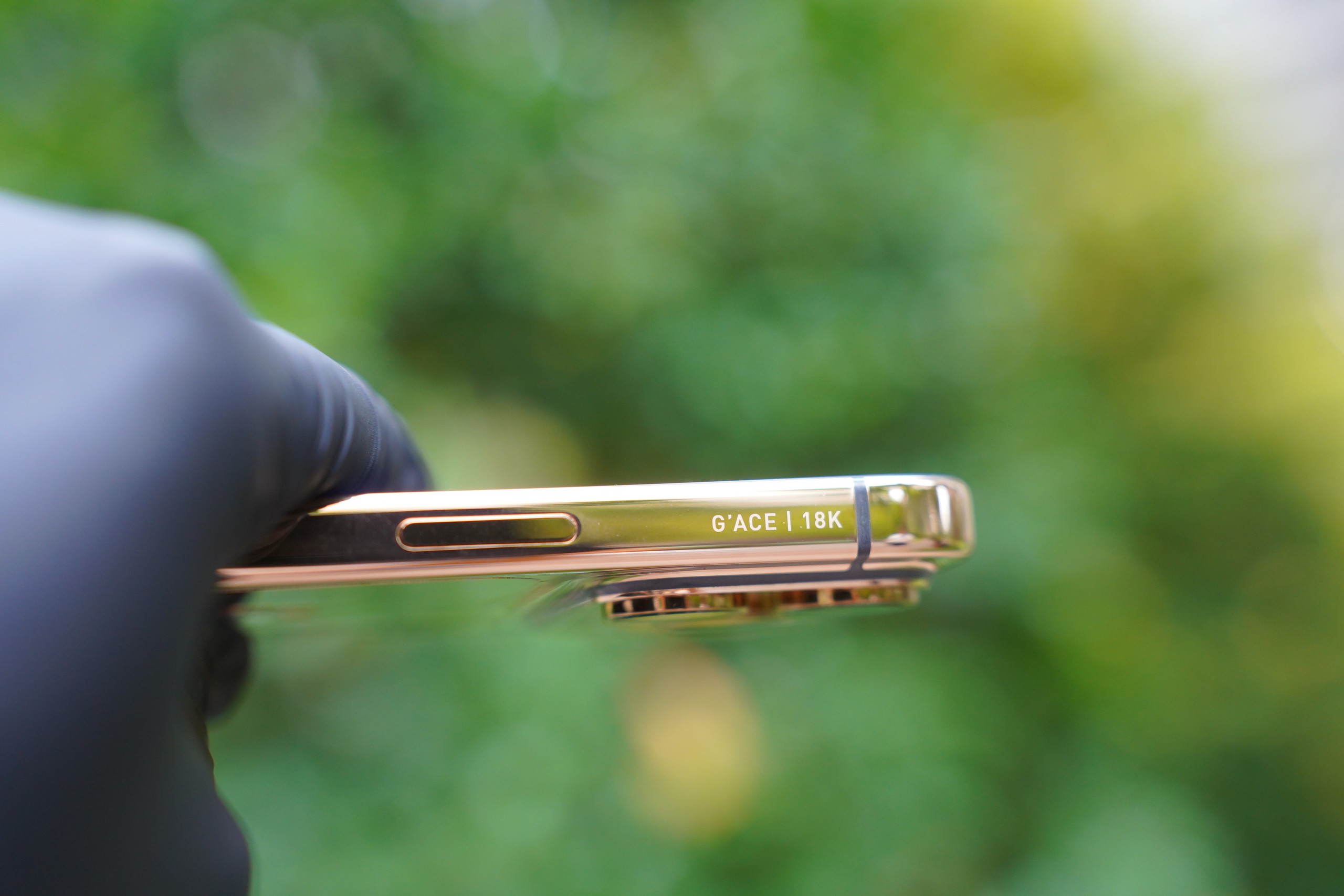 Cận cảnh iPhone 17 Pro Max mạ vàng đầu tiên thế giới do người Việt chế tác trong 33 giờ - Ảnh 4.