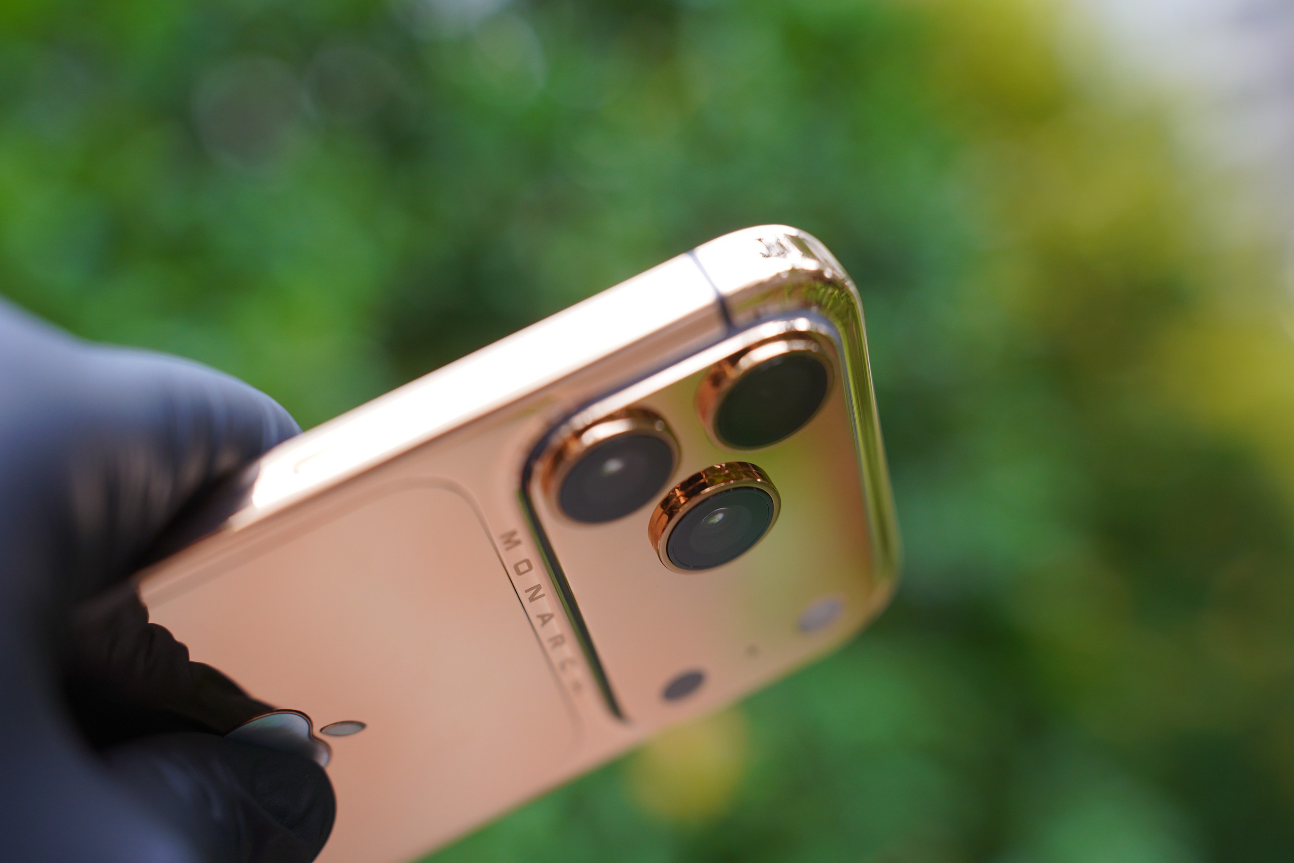 Cận cảnh iPhone 17 Pro Max mạ vàng đầu tiên thế giới do người Việt chế tác trong 33 giờ - Ảnh 3.