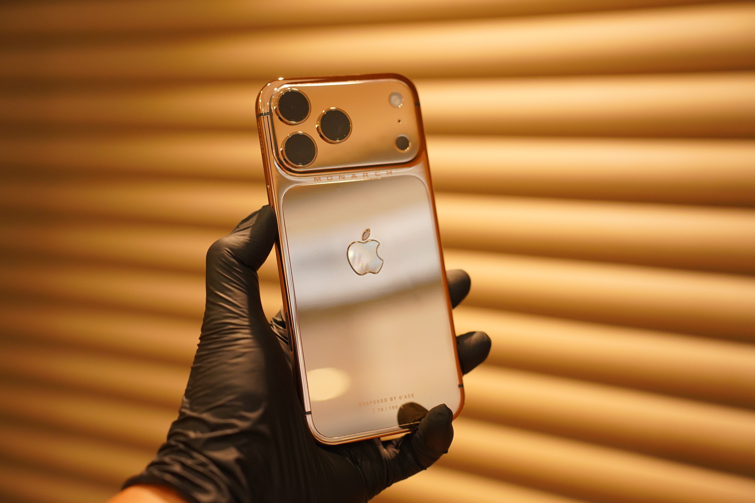Cận cảnh iPhone 17 Pro Max mạ vàng đầu tiên thế giới do người Việt chế tác trong 33 giờ - Ảnh 7.