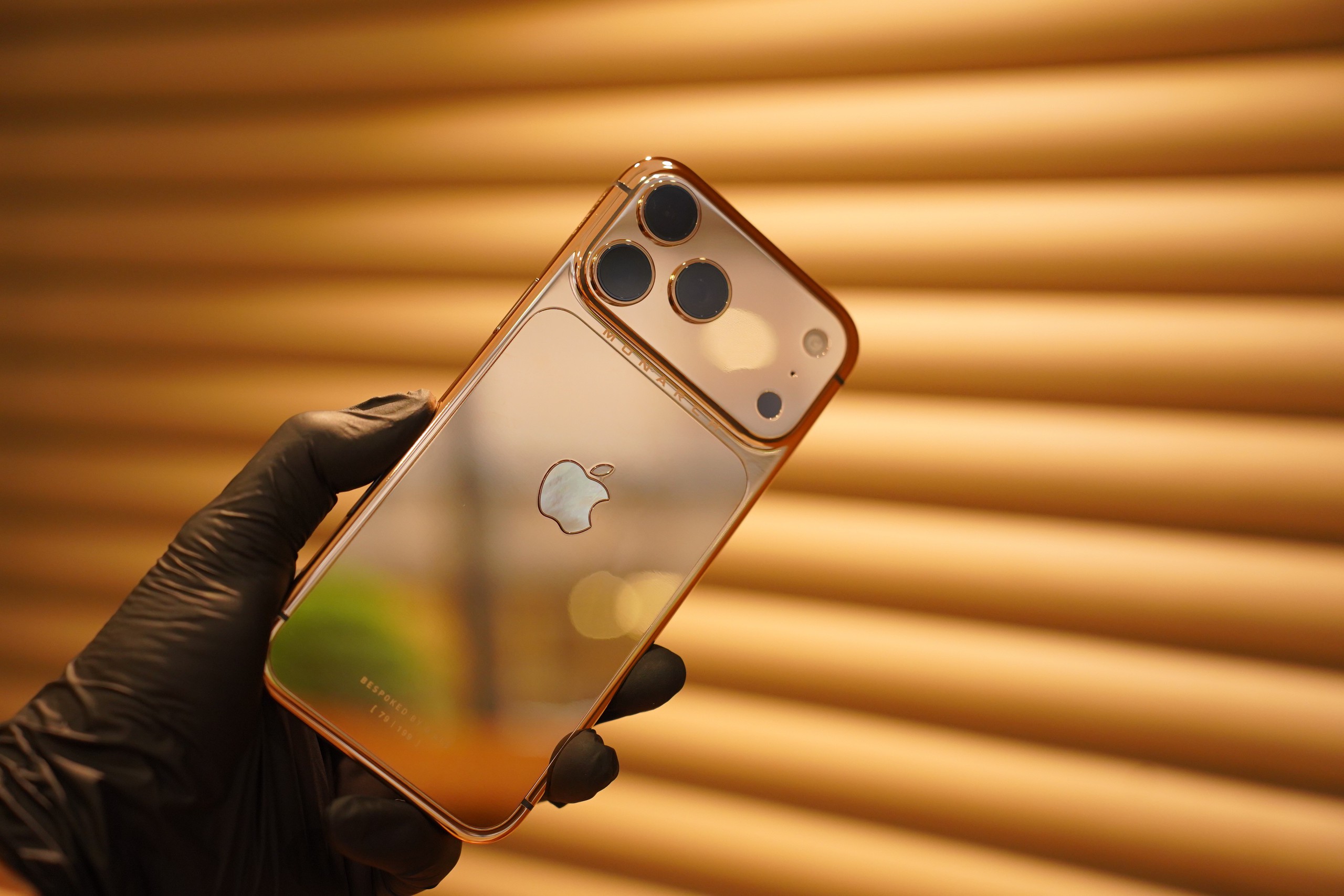 Cận cảnh iPhone 17 Pro Max mạ vàng đầu tiên thế giới do người Việt chế tác trong 33 giờ - Ảnh 6.