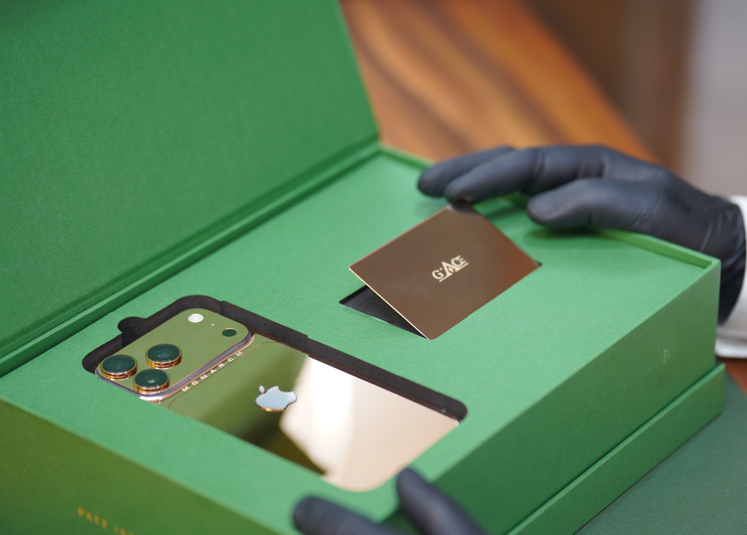 Cận cảnh iPhone 17 Pro Max mạ vàng đầu tiên thế giới do người Việt chế tác trong 33 giờ - Ảnh 9.
