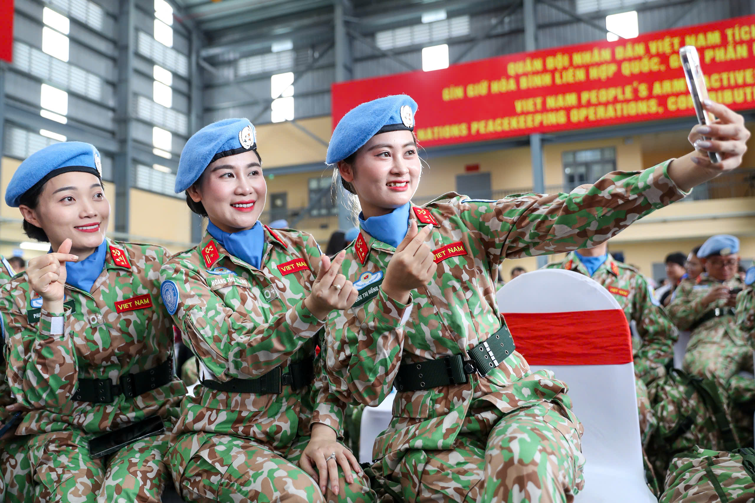 Hạnh phúc của gia đình, vinh quang của Tổ quốc trong màu áo mũ nồi xanh- Ảnh 4.