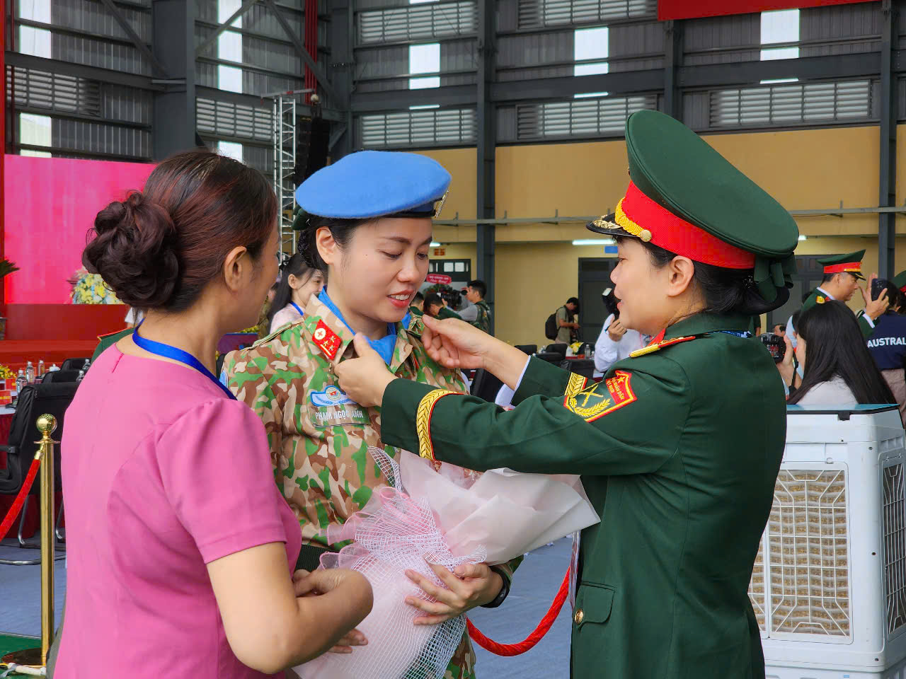 Hạnh phúc của gia đình, vinh quang của Tổ quốc trong màu áo mũ nồi xanh- Ảnh 3.