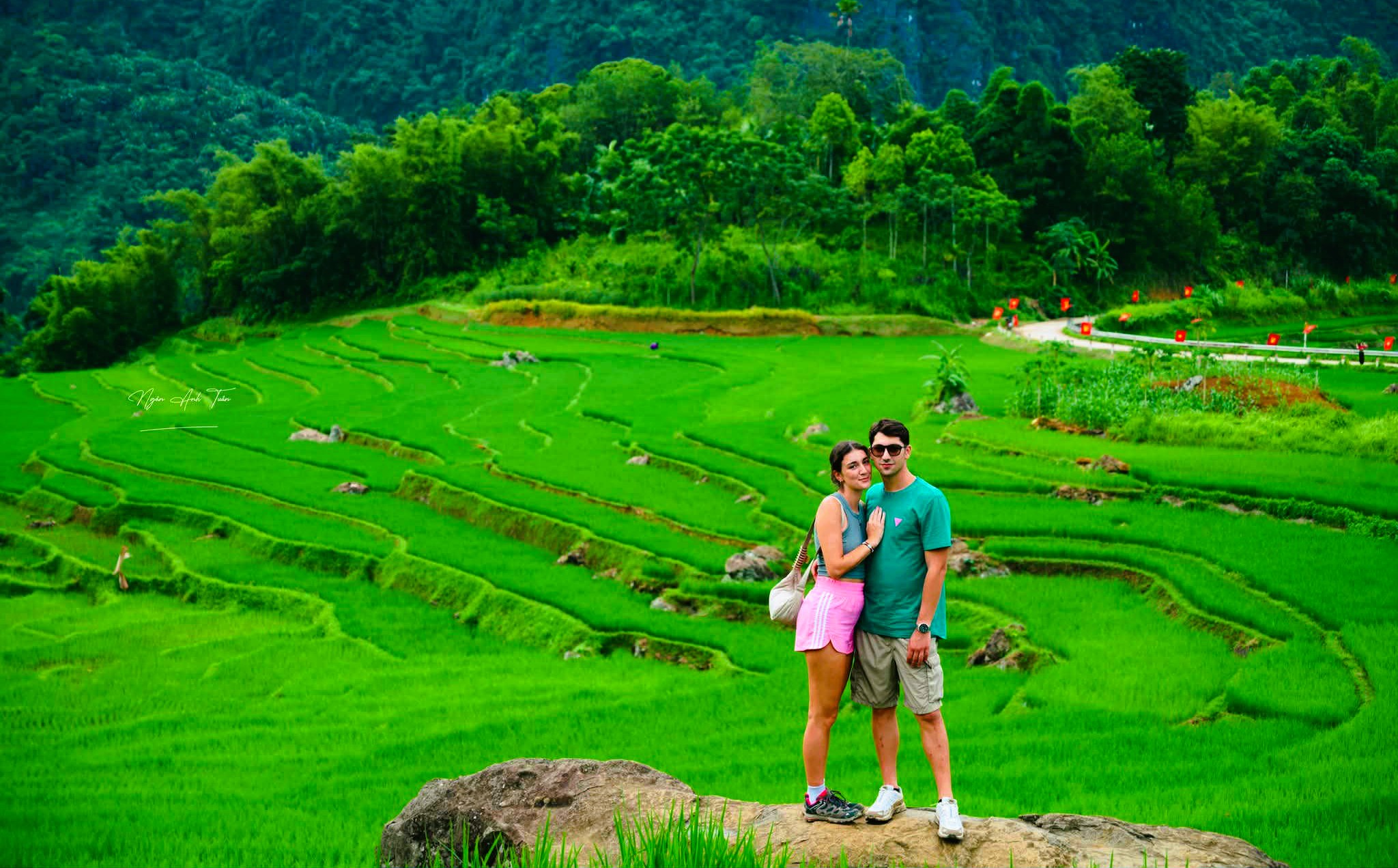 Du khách thích thú với đường cờ Tổ quốc đẹp như tranh vẽ ở Pù Luông- Ảnh 8.