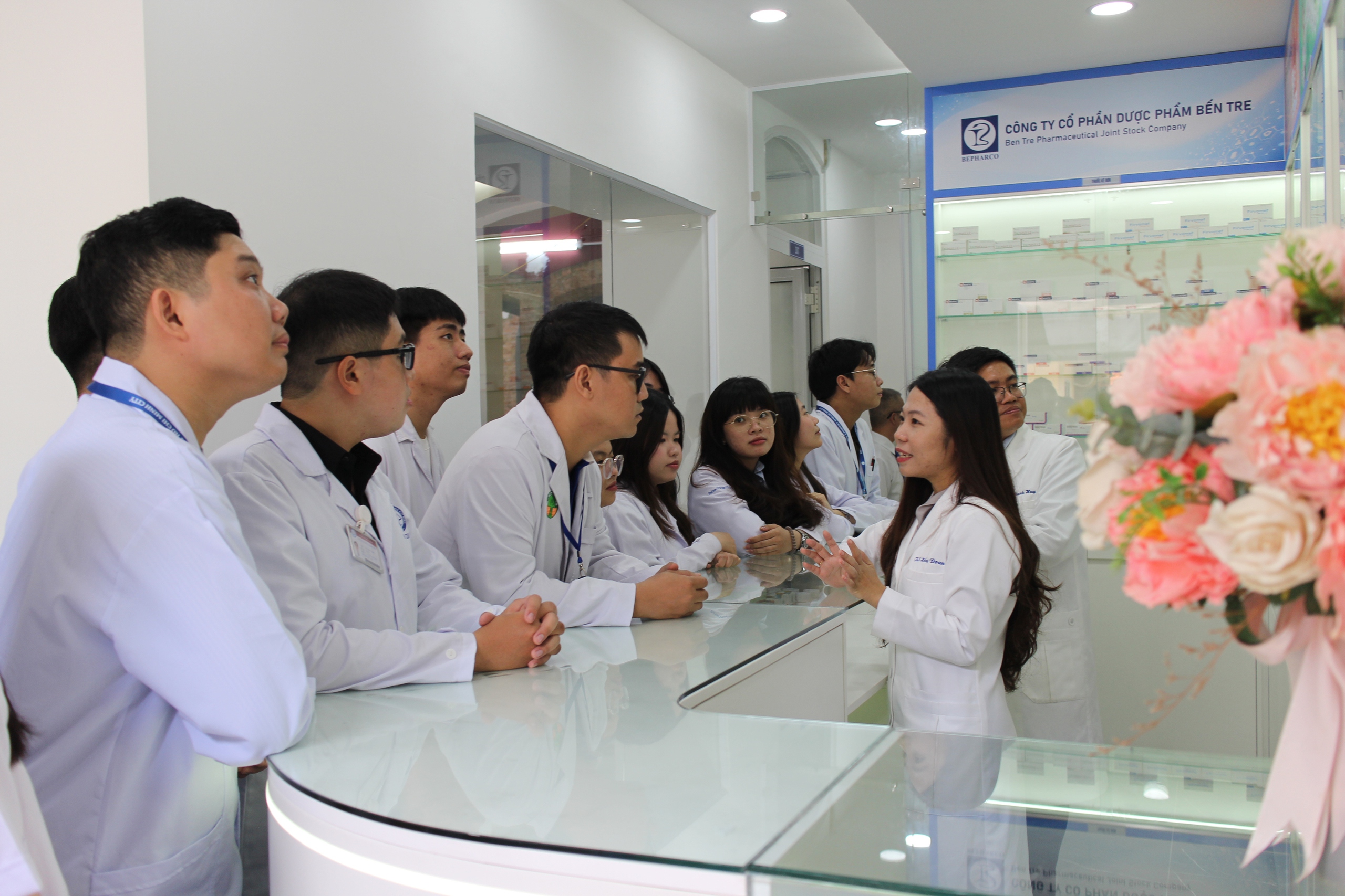 Sinh viên được thử tay nghề ở nhà thuốc thật 100% tại trường - Ảnh 1.