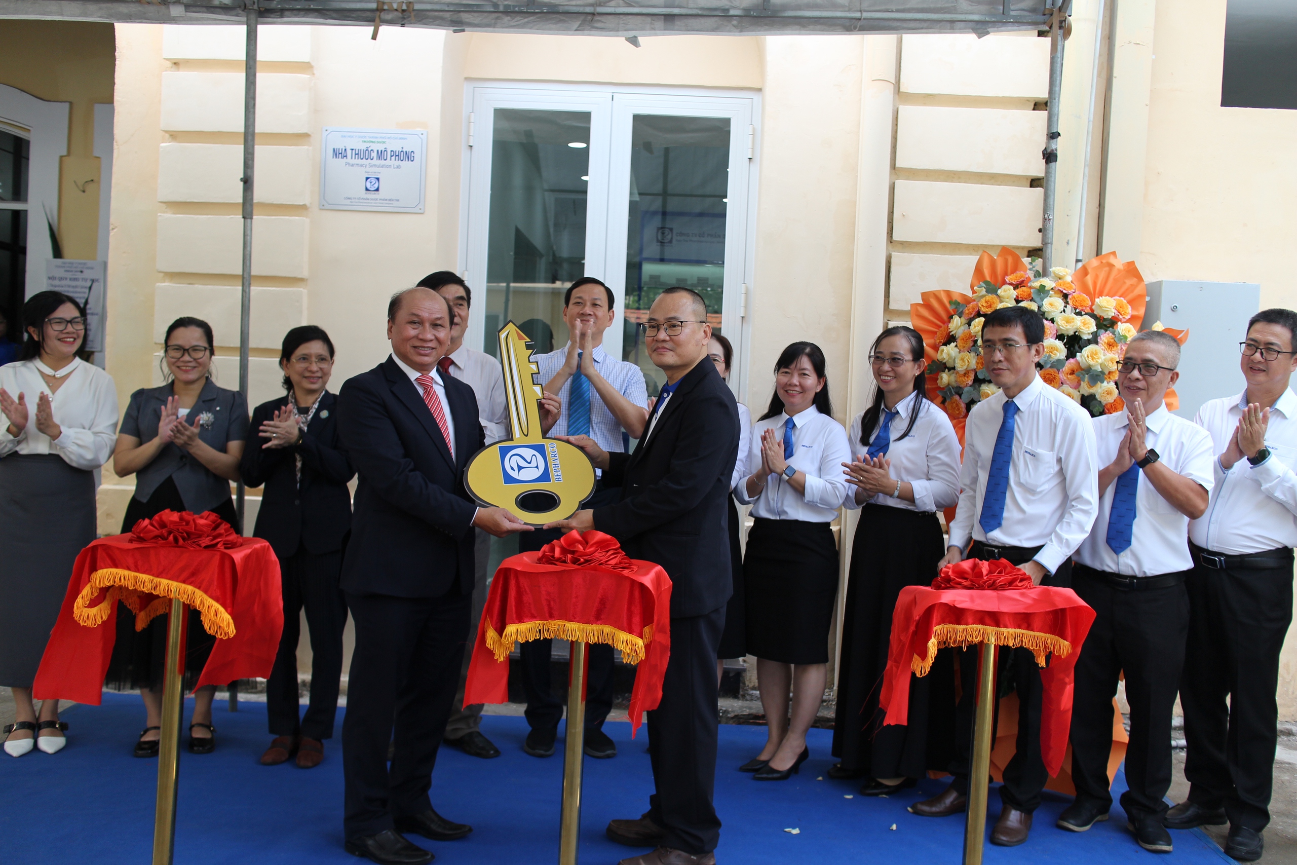 Sinh viên được thử tay nghề ở nhà thuốc thật 100% tại trường - Ảnh 2.