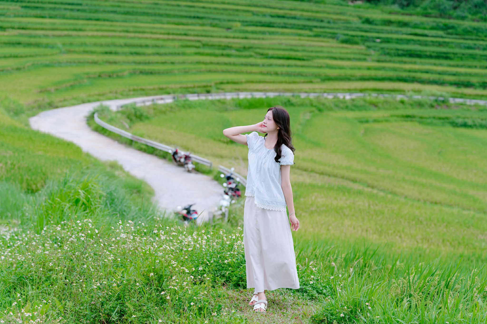 Du khách thích thú với đường cờ Tổ quốc đẹp như tranh vẽ ở Pù Luông- Ảnh 12.
