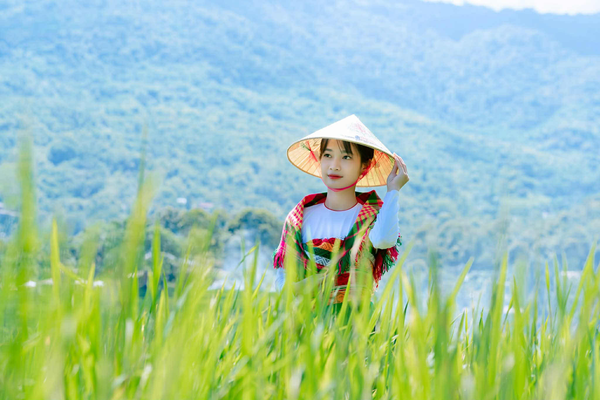 Du khách thích thú với đường cờ Tổ quốc đẹp như tranh vẽ ở Pù Luông- Ảnh 13.