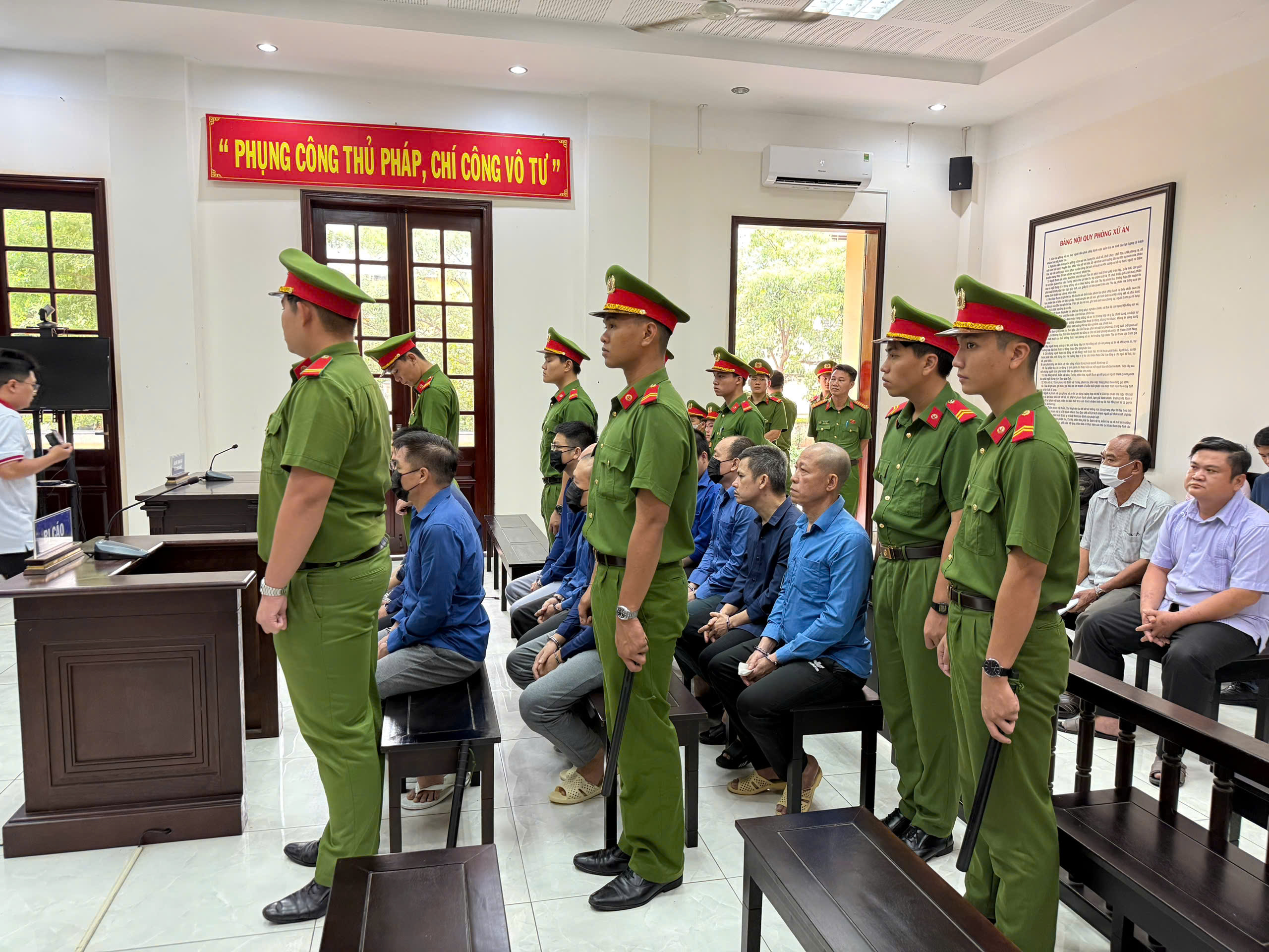 Hình ảnh áp giải Bình “kiểm” đến tòa sáng nay- Ảnh 3.