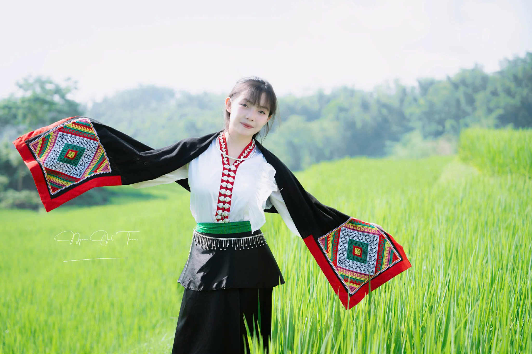 Du khách thích thú với đường cờ Tổ quốc đẹp như tranh vẽ ở Pù Luông- Ảnh 14.