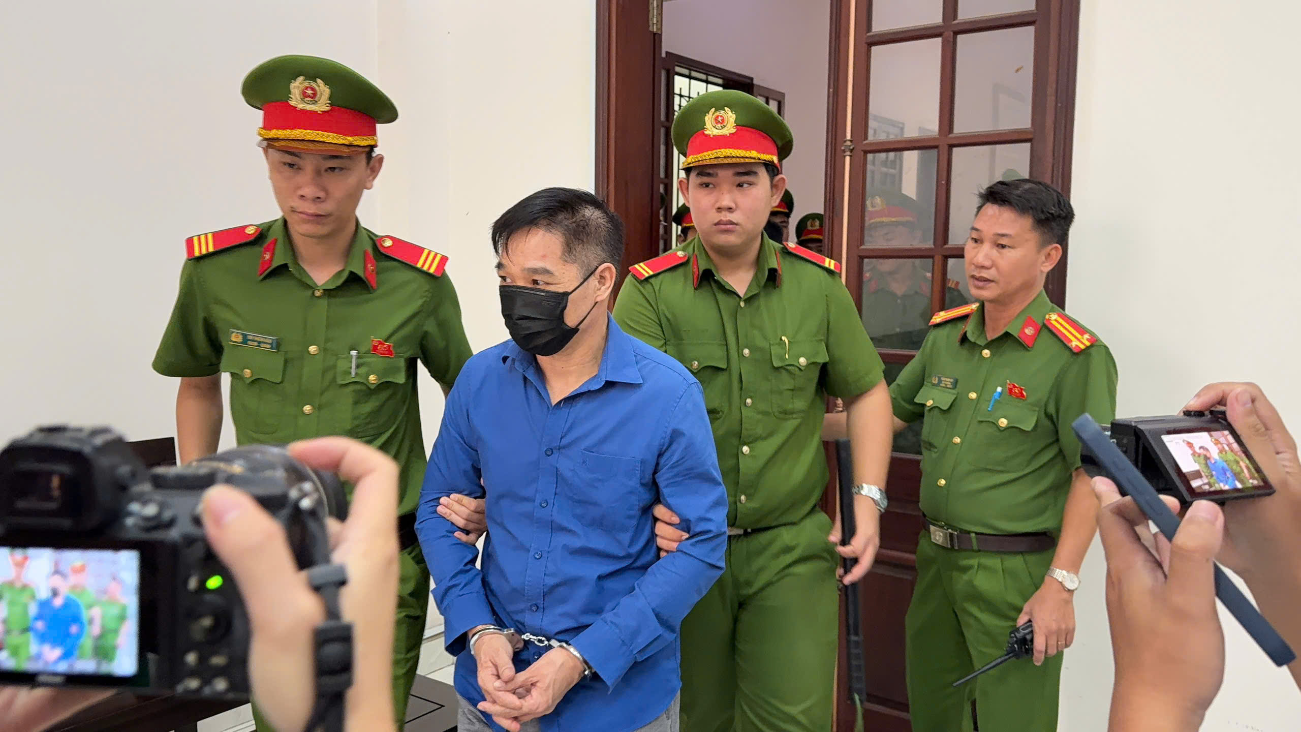 Hình ảnh áp giải Bình “kiểm” đến tòa sáng nay- Ảnh 1.