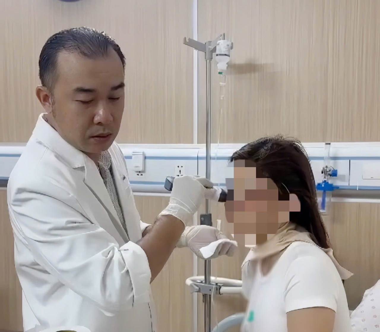 Tiêm filler không an toàn, một phụ nữ bị hoại tử mặt - Ảnh 2.
