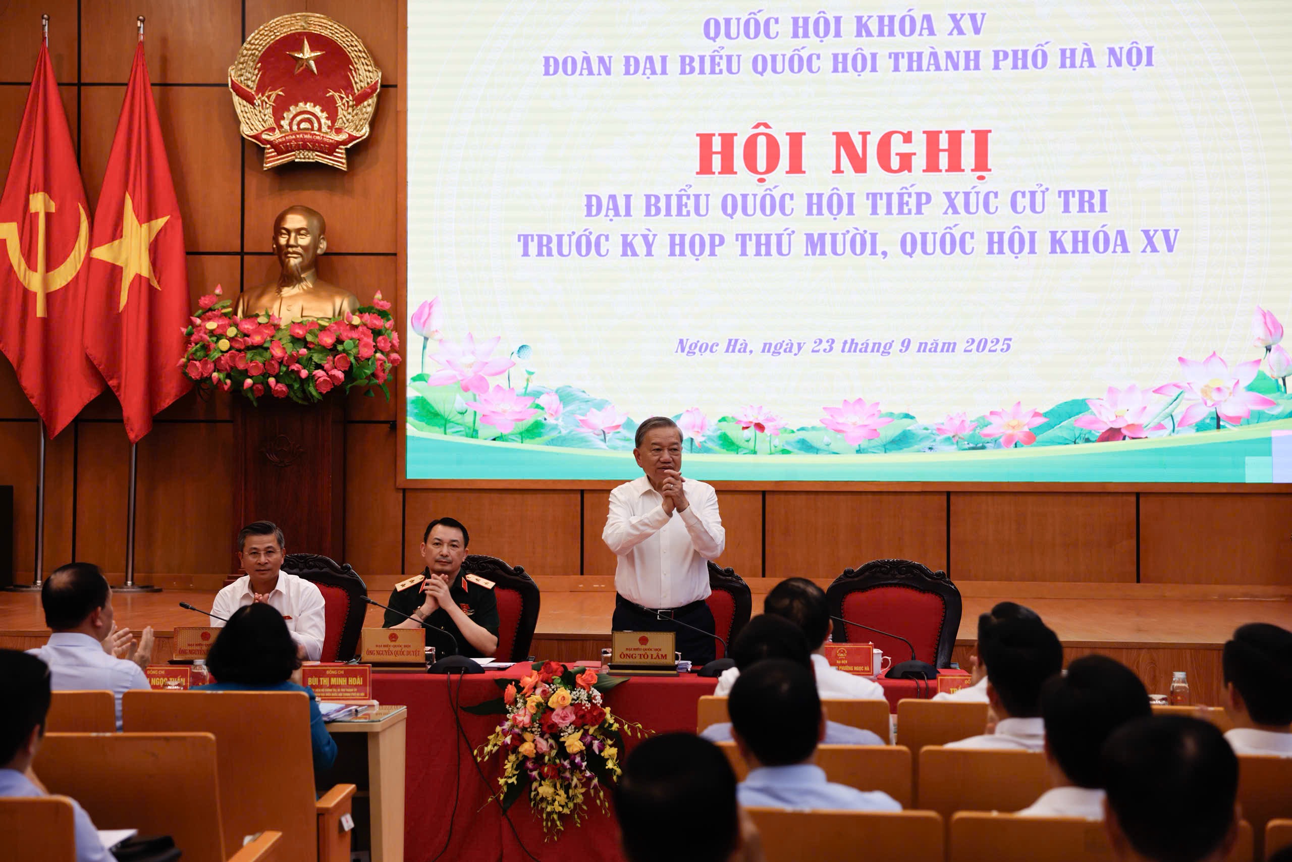 Tổng Bí thư Tô Lâm tiếp xúc cử tri tại Hà Nội trước Kỳ họp thứ 10 Quốc hội khóa XV - Ảnh 2.