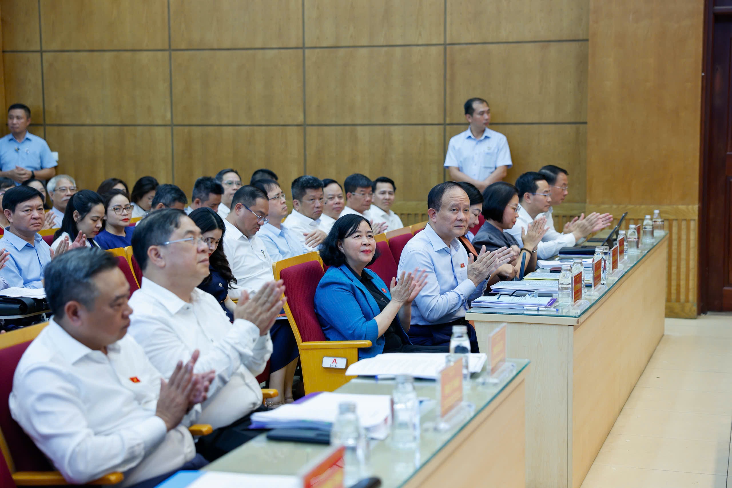 Tổng Bí thư Tô Lâm tiếp xúc cử tri tại Hà Nội trước Kỳ họp thứ 10 Quốc hội khóa XV - Ảnh 3.