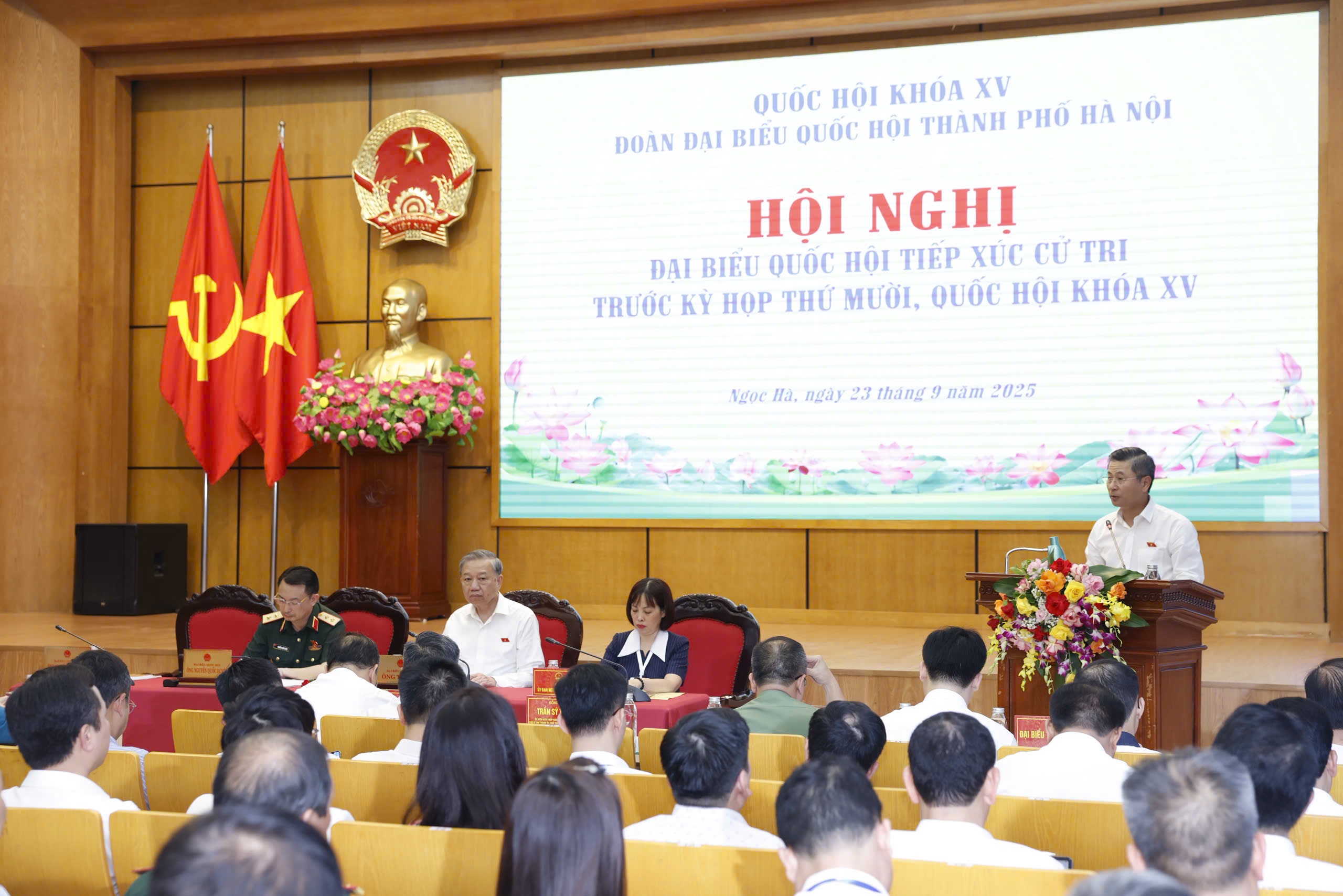 Tổng Bí thư Tô Lâm tiếp xúc cử tri tại Hà Nội trước Kỳ họp thứ 10 Quốc hội khóa XV - Ảnh 5.