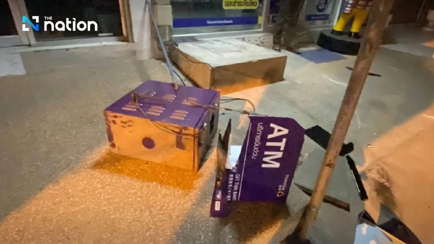 Lái xe không biển số, chạy ngược chiều, kéo trộm cây ATM ở Thái Lan- Ảnh 2.