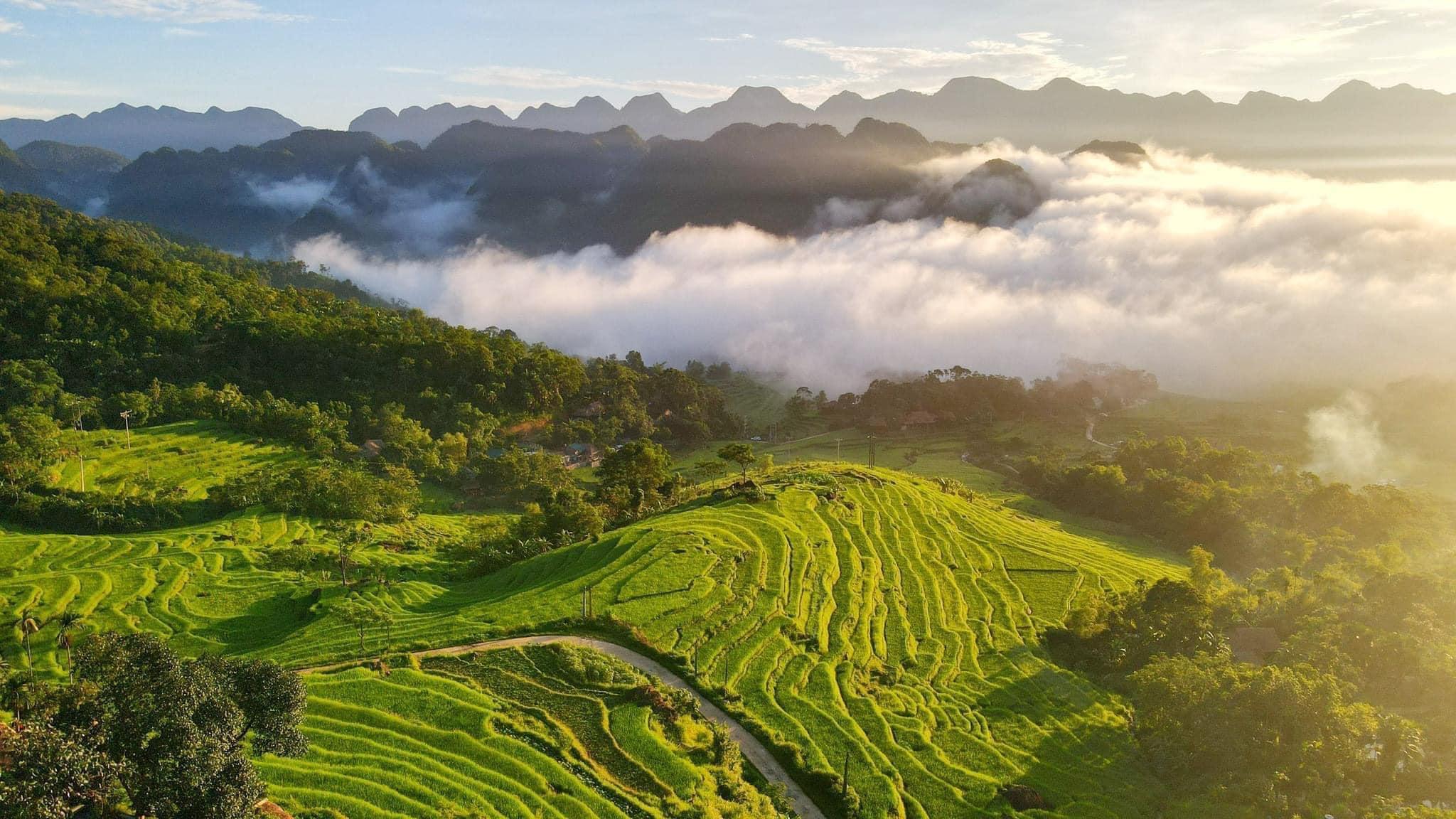 Du khách thích thú với đường cờ Tổ quốc đẹp như tranh vẽ ở Pù Luông- Ảnh 3.