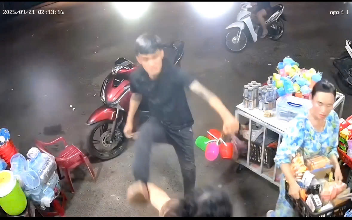 Công an làm việc với thanh niên vừa đánh thai phụ, vừa nói "Biết tao là ai không?"- Ảnh 2.