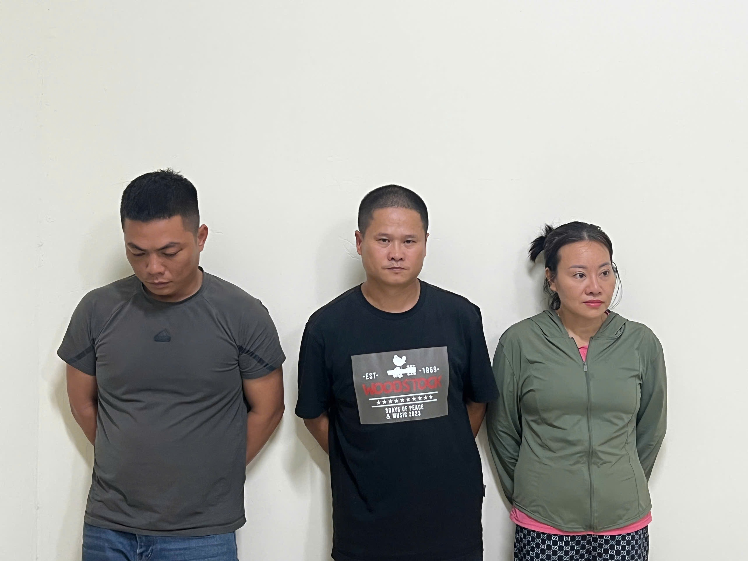 Bắt vợ chồng xả trộm 50m3 chất thải ô nhiễm sông Tô Lịch - Ảnh 1.