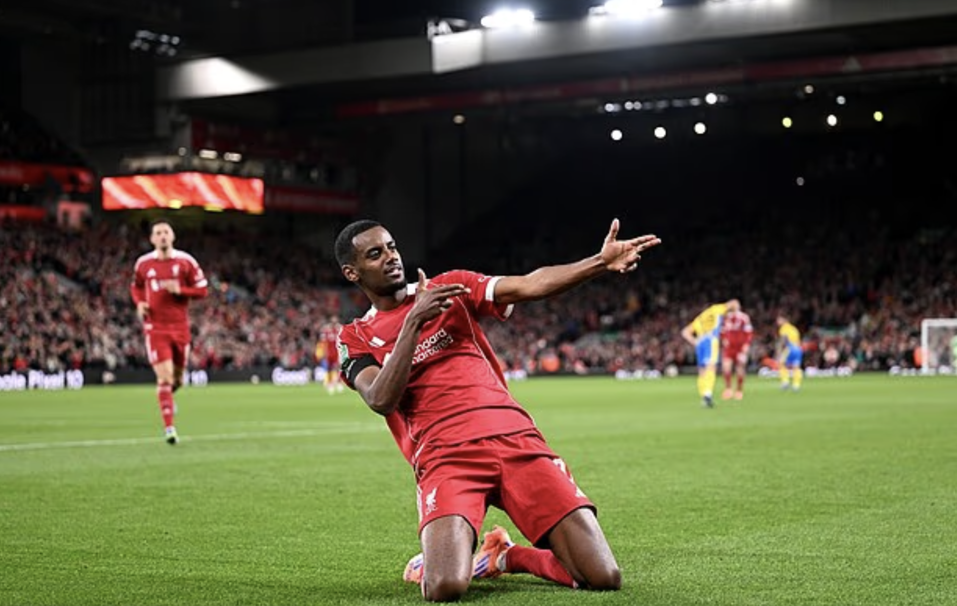 Ekitike làm người hùng lẫn tội đồ, Liverpool chật vật vượt vòng 3 League Cup- Ảnh 2.