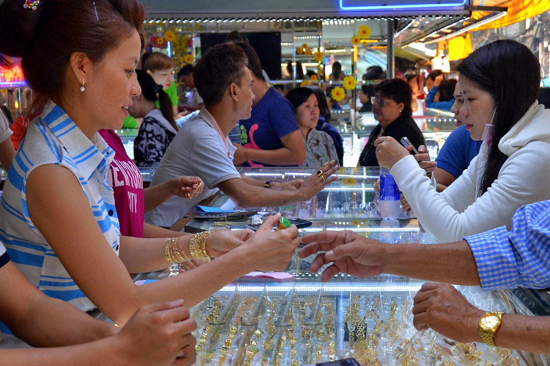 Giá vàng hôm nay, 25-9: Giá vàng thế giới bị bán tháo - Ảnh 1.