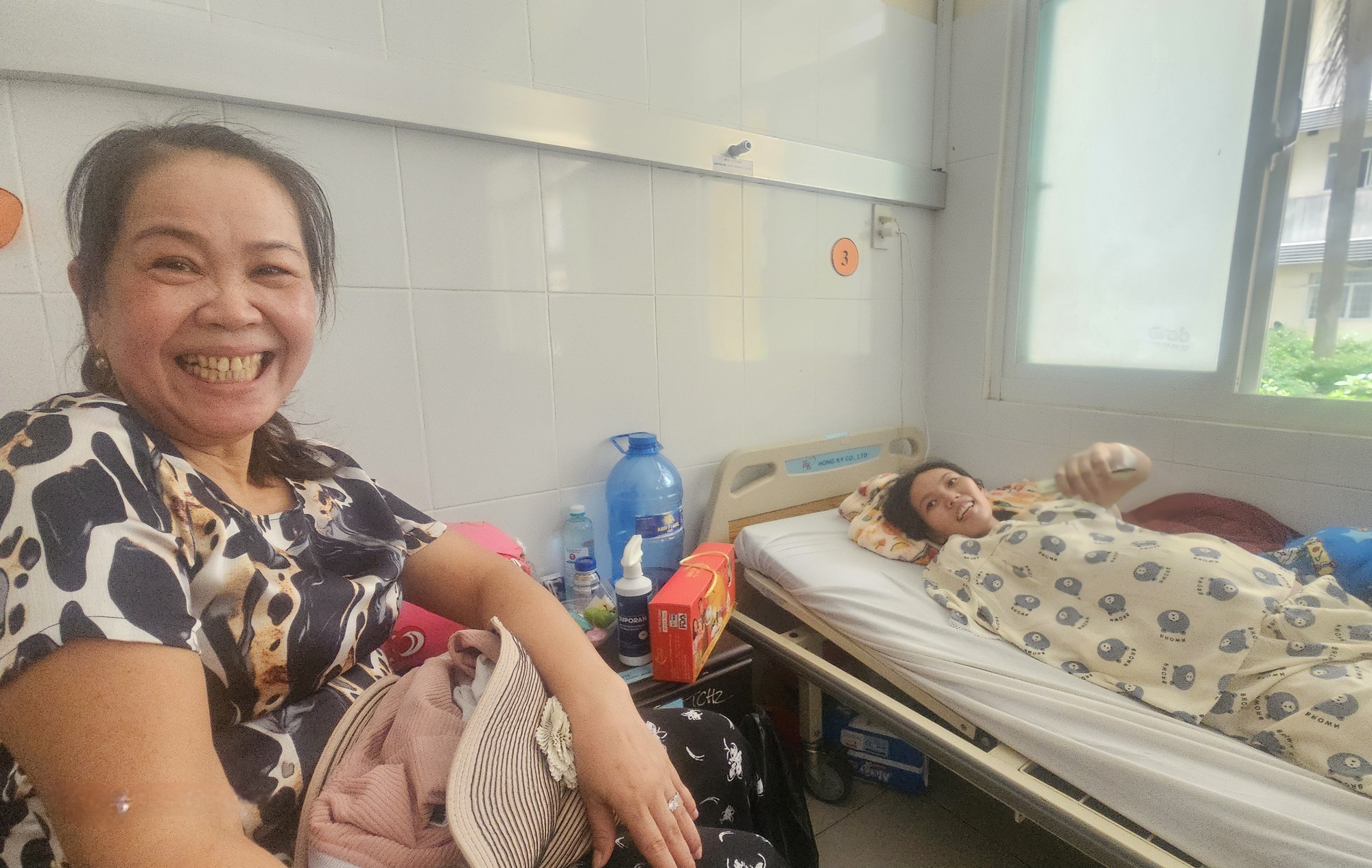Ghép bàn tay vào chân cho cô gái 18 tuổi mang song thai để chờ ngày nối lại- Ảnh 4. Ghép bàn tay vào chân cho cô gái 18 tuổi mang song thai để chờ ngày nối lại- Ảnh 4.