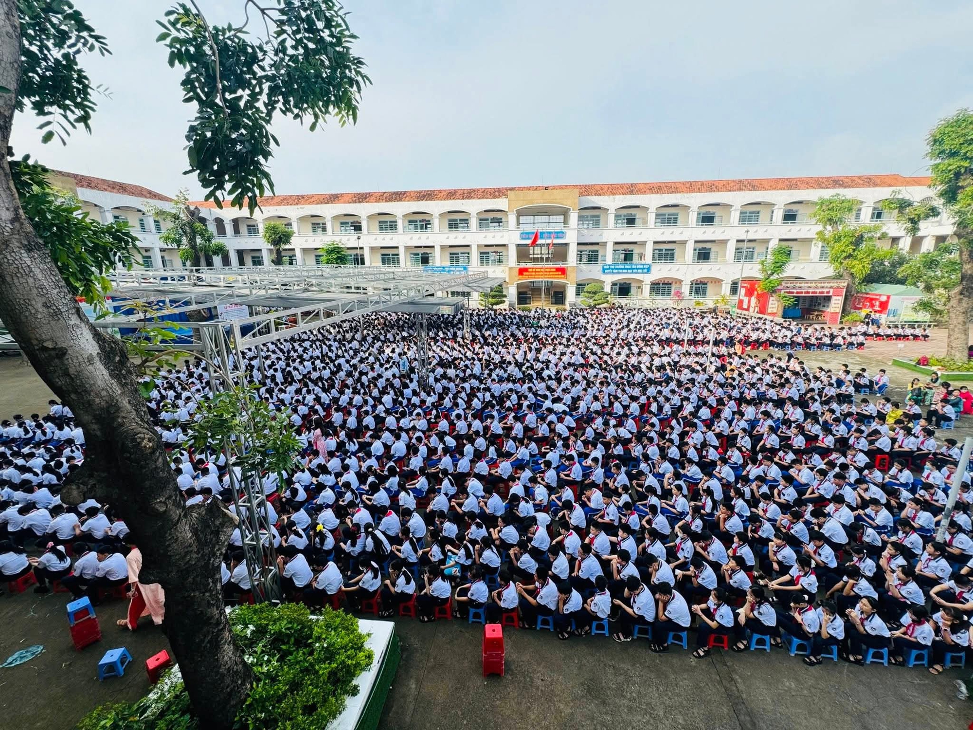Foreldre klager over at barna deres ikke lærer ferdigheter og må hentes klokken 15:00: Kvinnelig rektor tar ordet - Bilde 1. Vụ phụ huynh than phiền con không học kỹ năng phải đón về lúc 15 giờ: Nữ hiệu trưởng lên tiếng- Ảnh 1.
