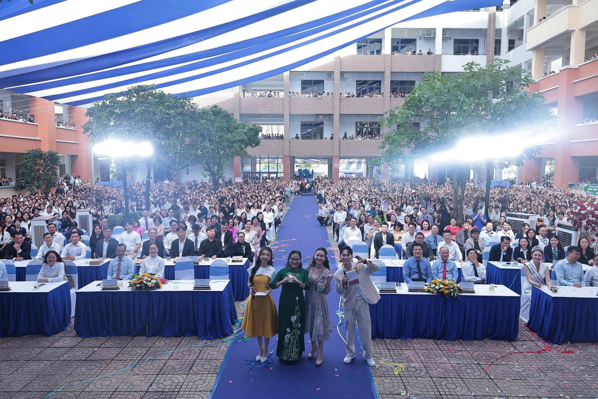 Hiệu trưởng làm khảo sát để hiểu tâm tư của tân sinh viên - Ảnh 3.