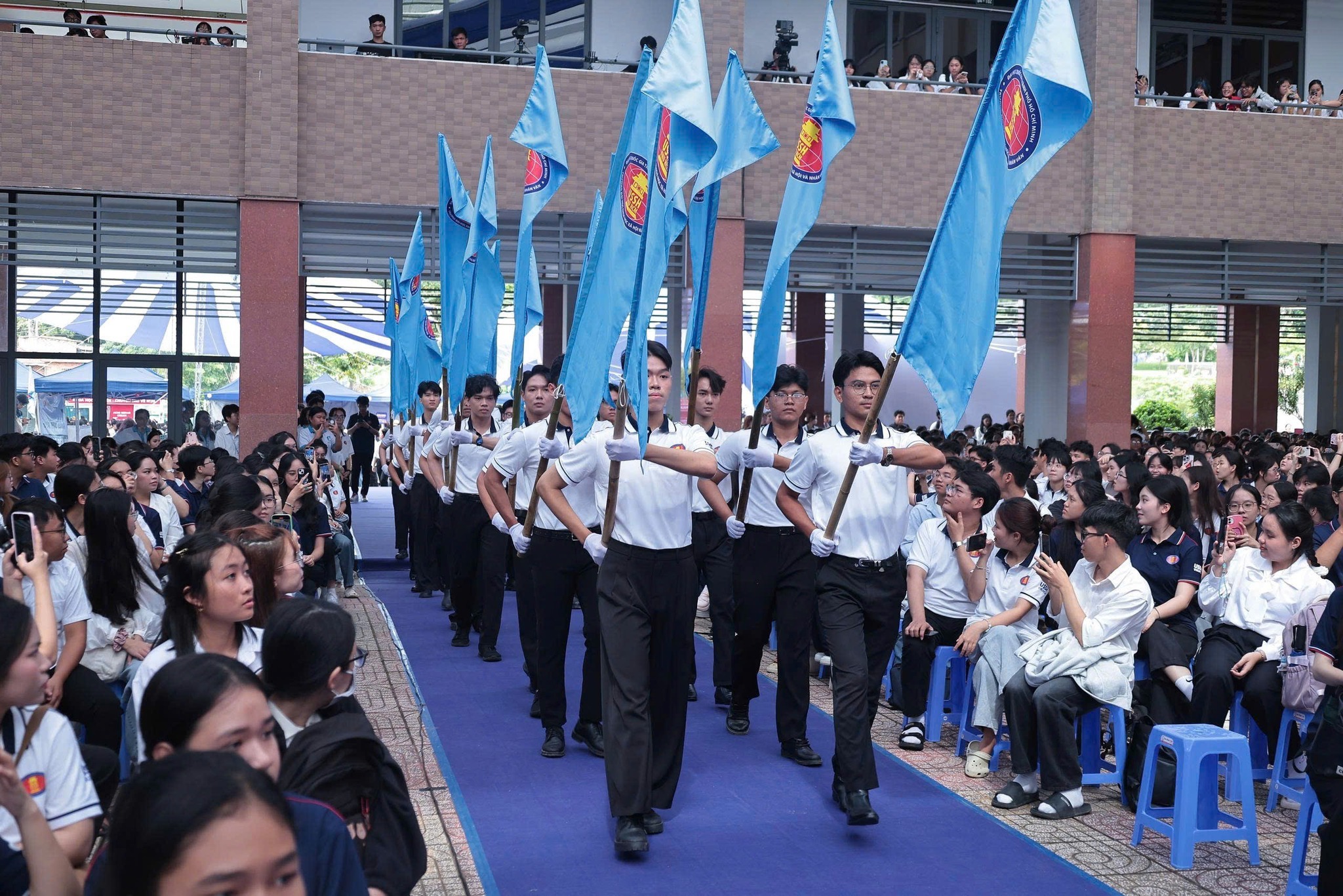 Hiệu trưởng làm khảo sát để hiểu tâm tư của tân sinh viên - Ảnh 2.