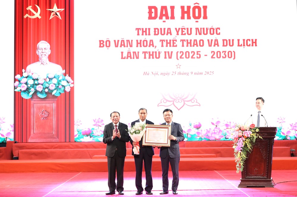 HLV Mai Đức Chung nhận danh hiệu Anh hùng Lao động- Ảnh 1. HLV Mai Đức Chung nhận danh hiệu Anh hùng Lao động- Ảnh 1.