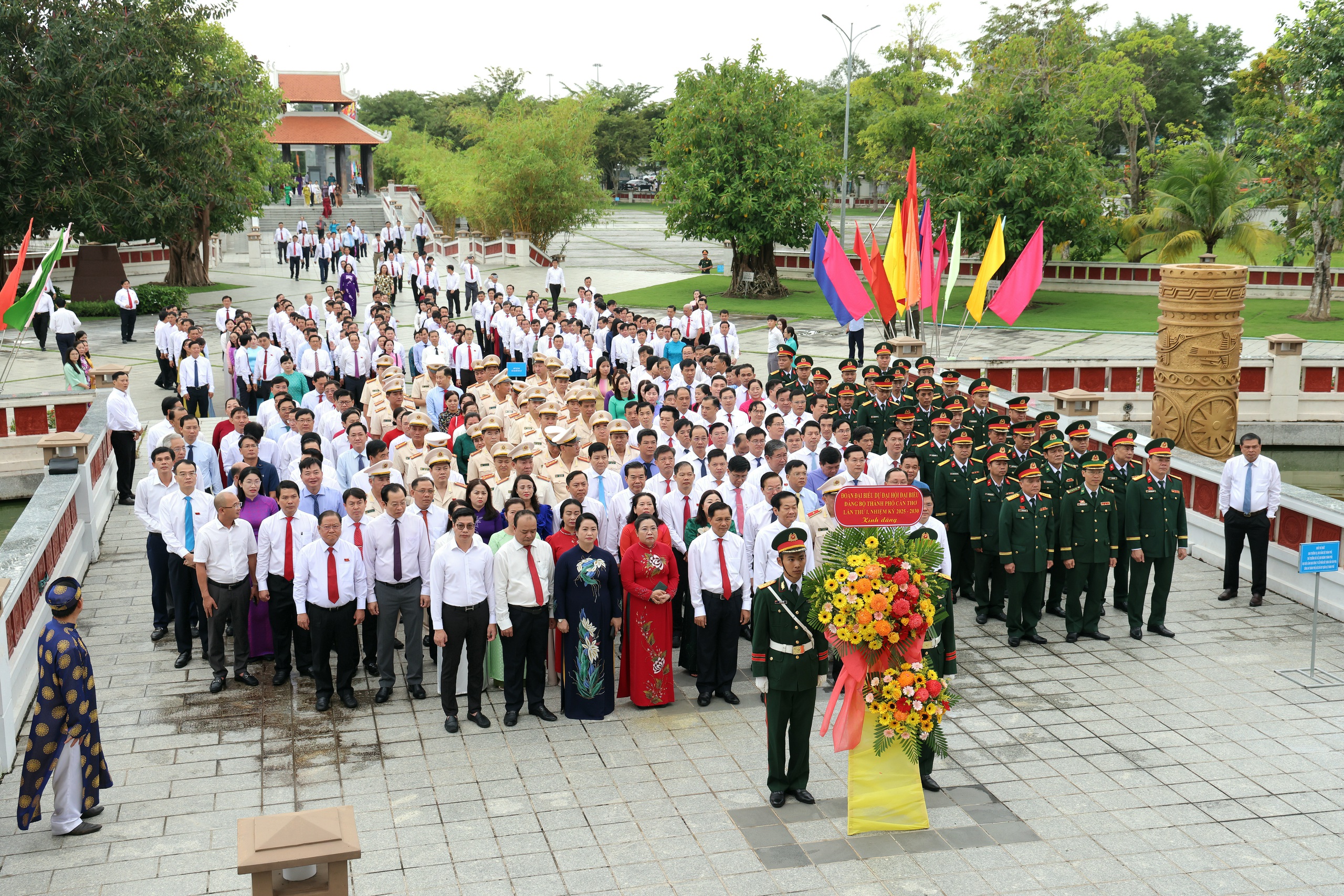 Khoảnh khắc thiêng liêng trước Đại hội đại biểu Đảng bộ TP Cần Thơ lần thứ I, nhiệm kỳ 2025 – 2030 - Ảnh 1.