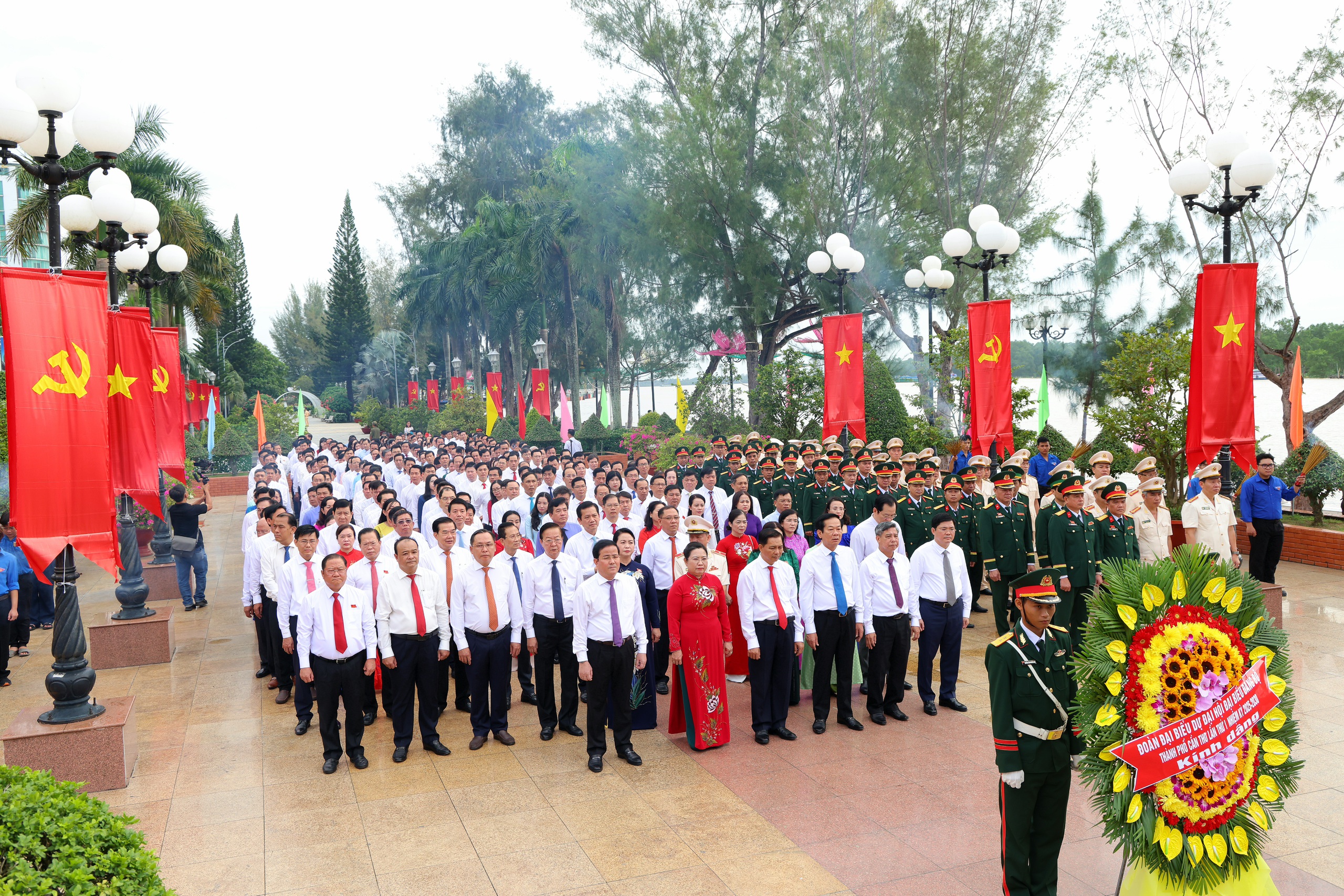 Khoảnh khắc thiêng liêng trước Đại hội đại biểu Đảng bộ TP Cần Thơ lần thứ I, nhiệm kỳ 2025 – 2030 - Ảnh 2.