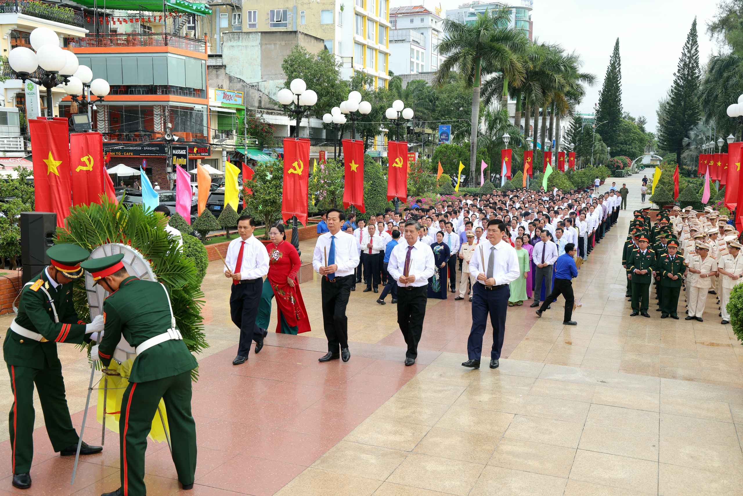 Khoảnh khắc thiêng liêng trước Đại hội đại biểu Đảng bộ TP Cần Thơ lần thứ I, nhiệm kỳ 2025 – 2030 - Ảnh 8.