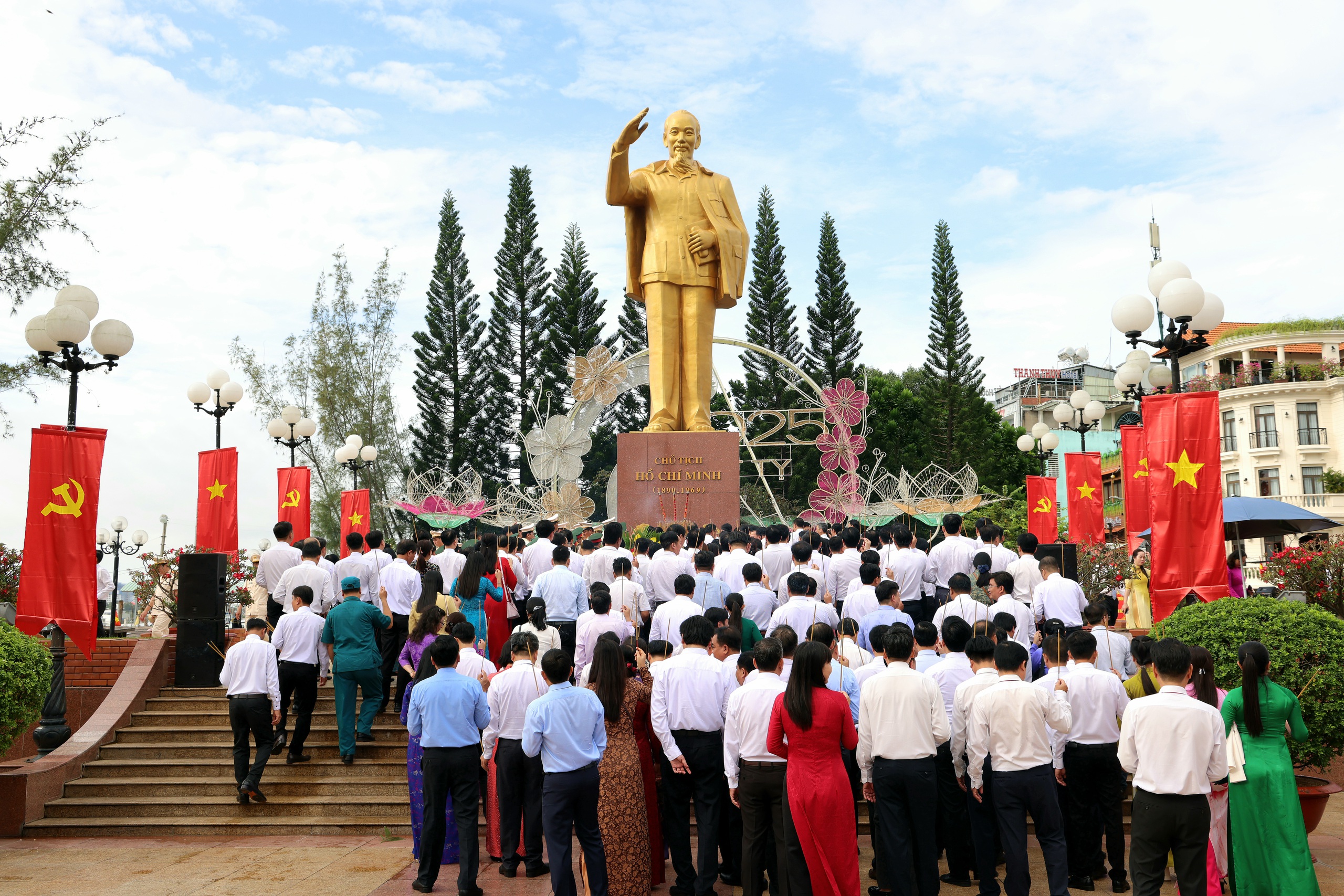 Khoảnh khắc thiêng liêng trước Đại hội đại biểu Đảng bộ TP Cần Thơ lần thứ I, nhiệm kỳ 2025 – 2030 - Ảnh 10.