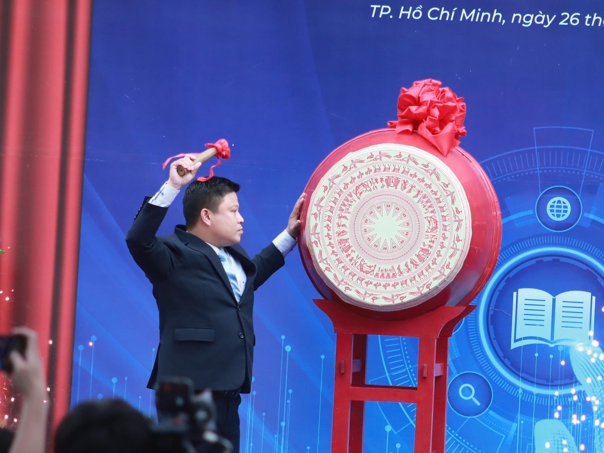 วิทยาลัยอาชีวศึกษาฮว่าเซ็นมีผู้อำนวยการคนใหม่ - ภาพที่ 2 Trường CĐ Nghề Hoa Sen có hiệu trưởng mới- Ảnh 2.