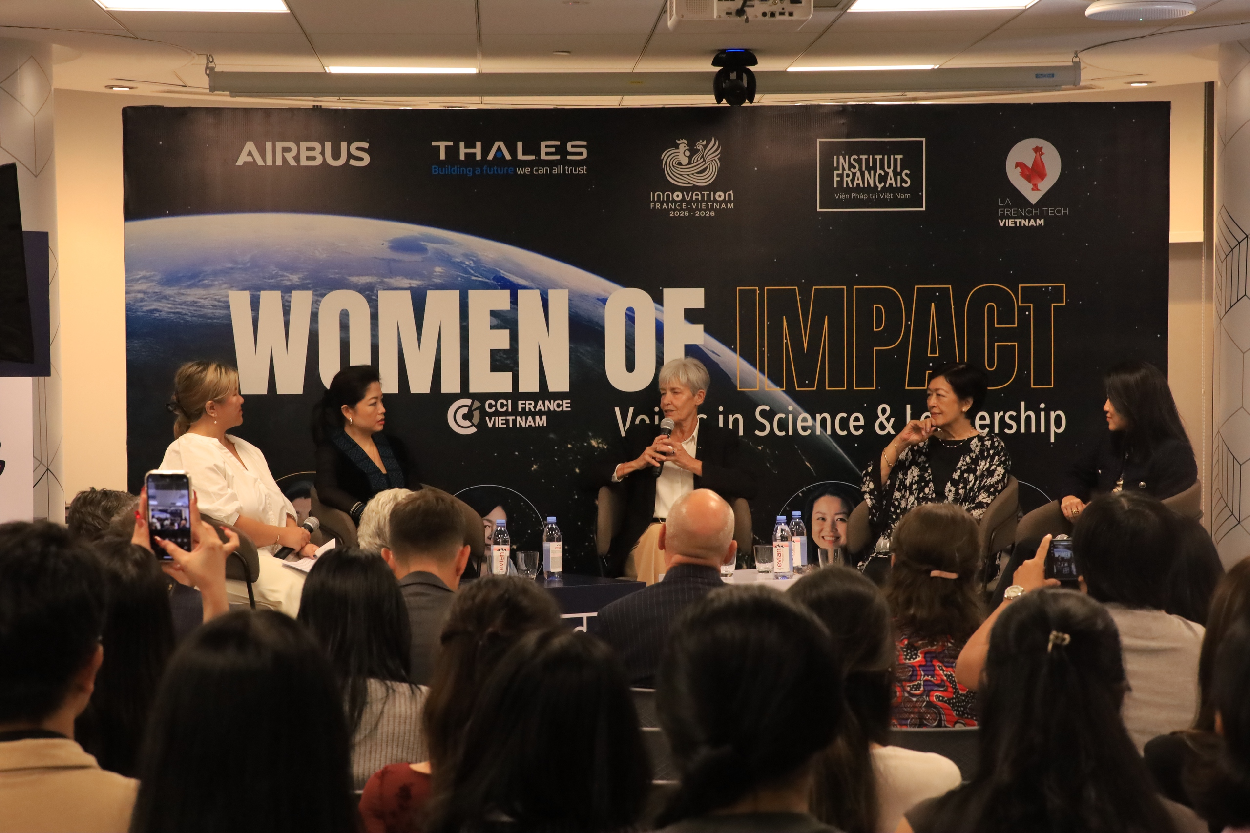 Nữ phi hành gia đầu tiên của Pháp đến Việt Nam truyền cảm hứng cho sinh viên - Ảnh 1.