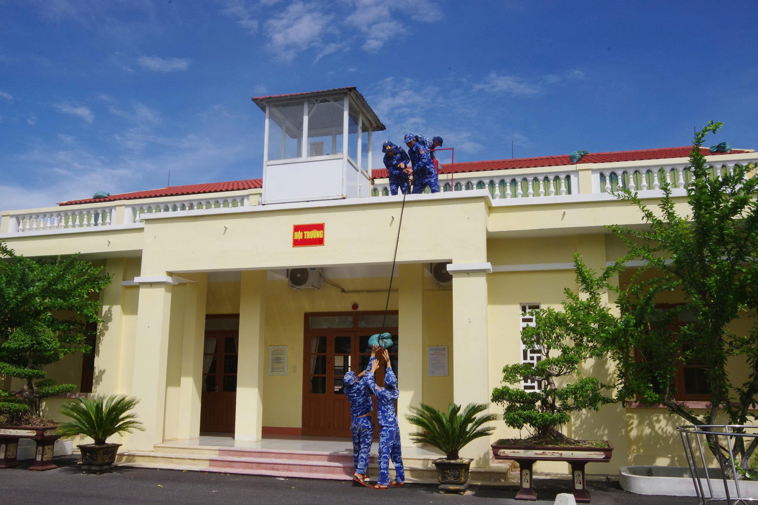 Bộ Tư lệnh Vùng Cảnh sát biển 2 chủ động phòng chống trước diễn biến phức tạp của bão số 10- Ảnh 2.