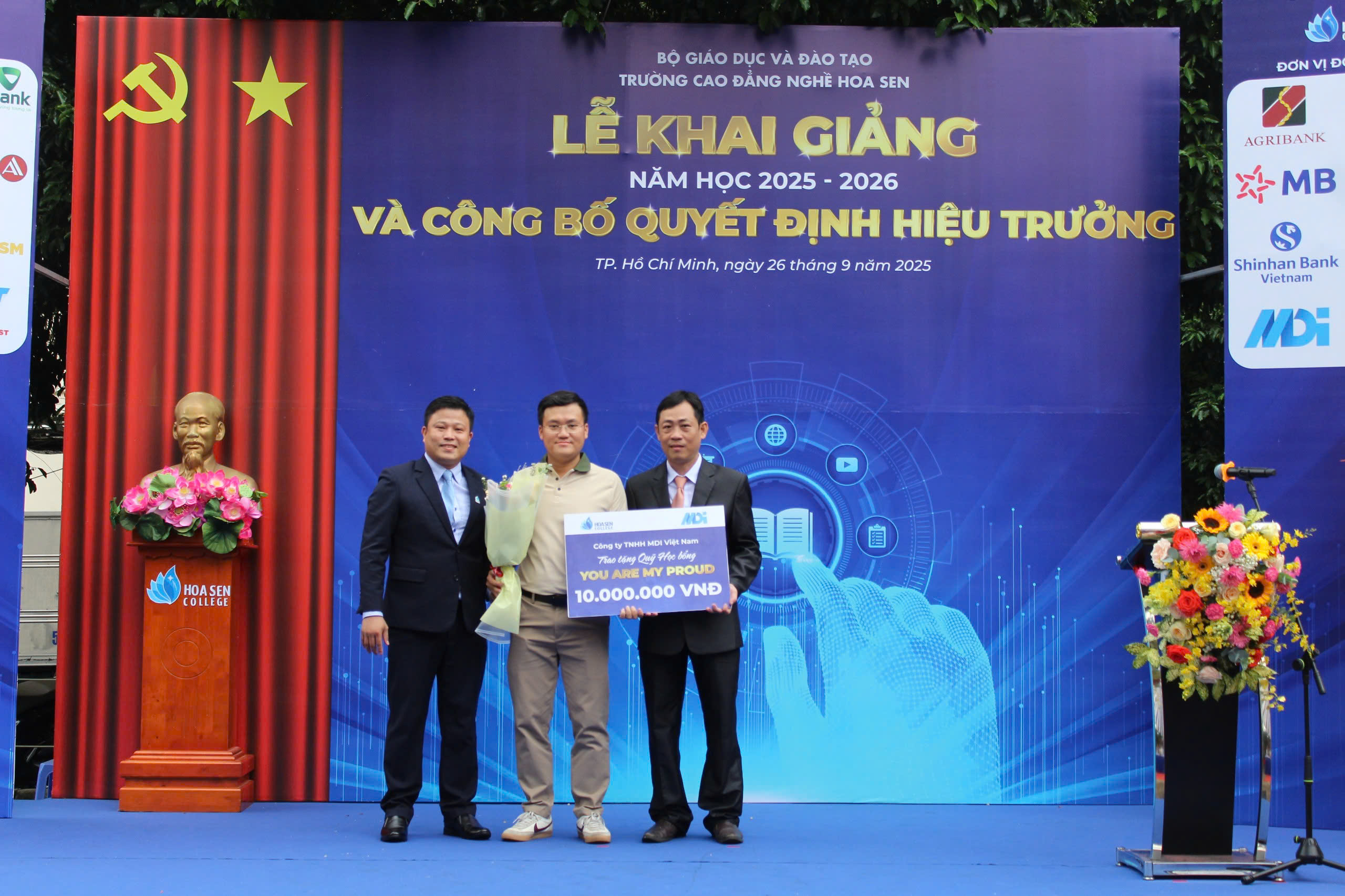 วิทยาลัยอาชีวศึกษาฮว่าเซ็นมีผู้อำนวยการคนใหม่ - ภาพที่ 3 Trường CĐ Nghề Hoa Sen có hiệu trưởng mới- Ảnh 3.