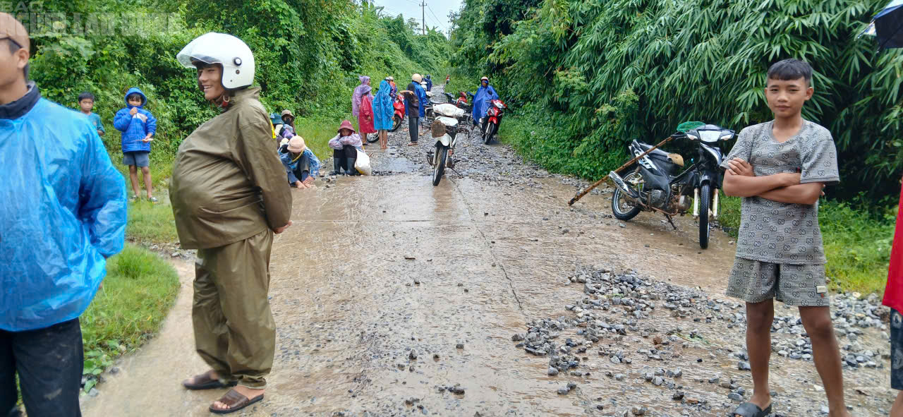 Mưa lớn hoành hành ở Quảng Trị, đường tạm bị "xé" đôi, ngầm tràn bị chia cắt- Ảnh 2.