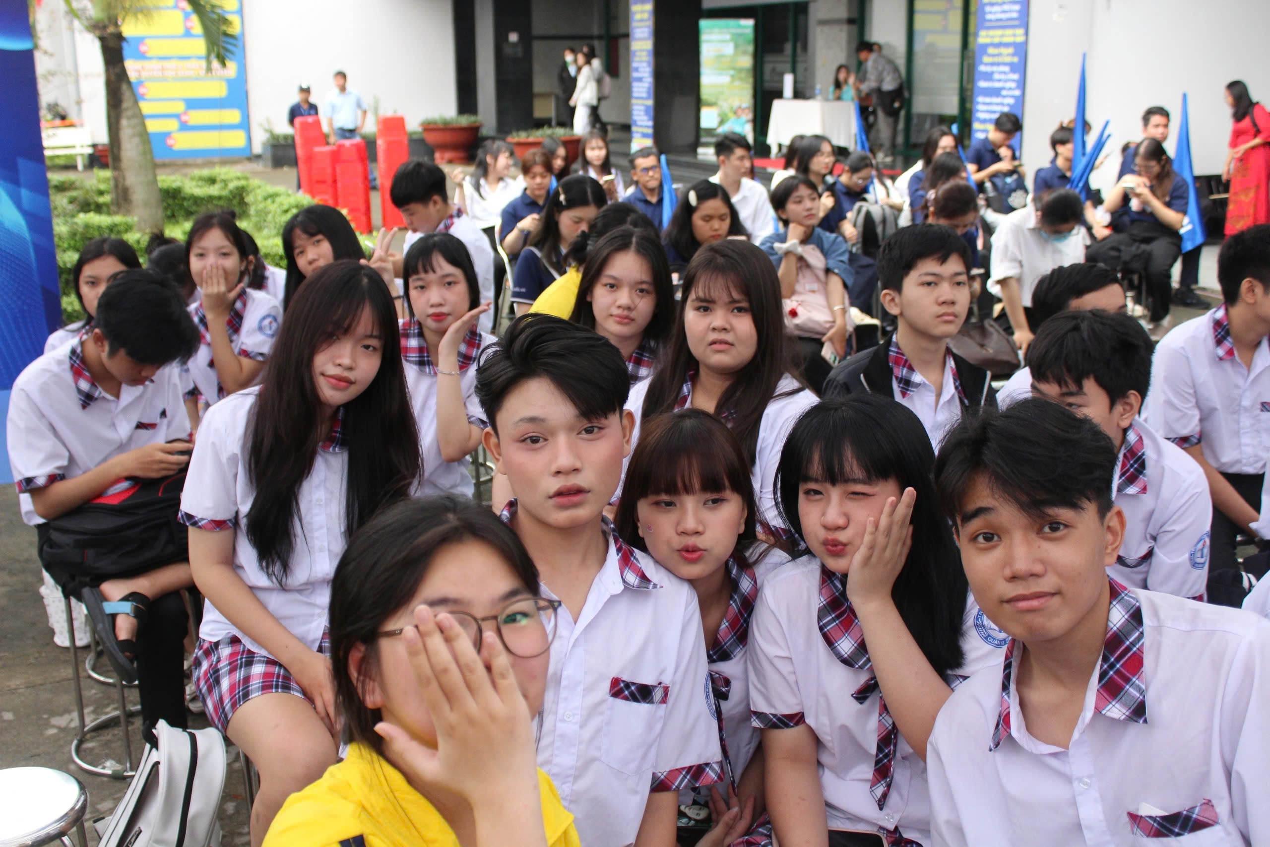 วิทยาลัยอาชีวศึกษาฮว่าเซ็นมีผู้อำนวยการคนใหม่ - รูปที่ 1 Trường CĐ Nghề Hoa Sen có hiệu trưởng mới- Ảnh 1.