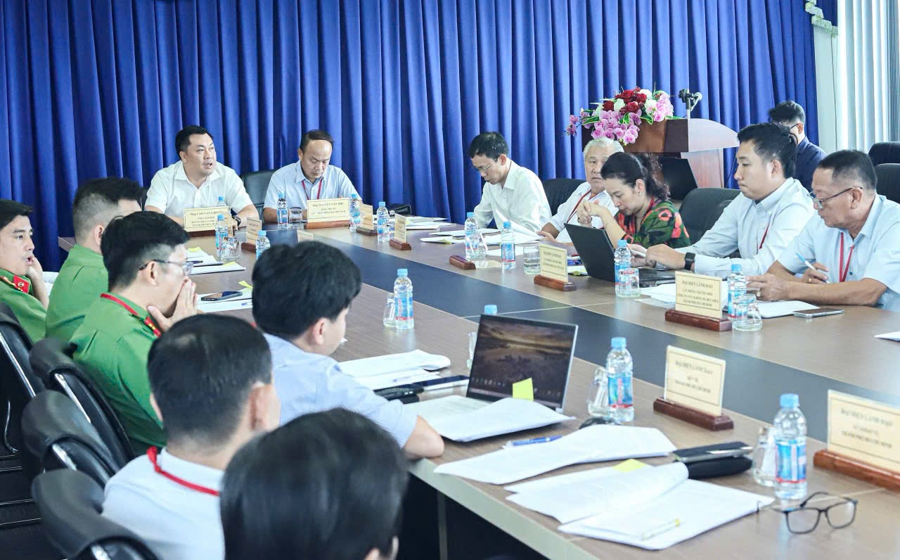 Le public d'Hô Chi Minh-Ville attend avec impatience la prestation de l'équipe vietnamienne - Photo 1. Khán giả TP HCM háo hức chờ tuyển Việt Nam trình diễn- Ảnh 1.