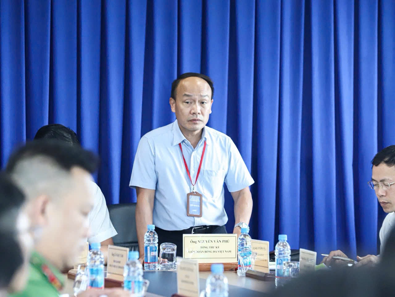 Le public de Ho Chi Minh-Ville attend avec impatience la prestation de l'équipe vietnamienne - Photo 2. Khán giả TP HCM háo hức chờ tuyển Việt Nam trình diễn- Ảnh 2.
